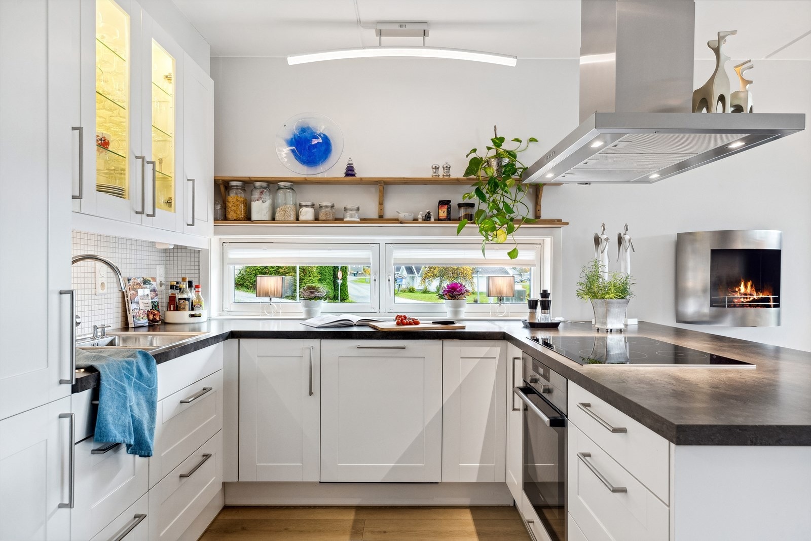 Kjøkkenet er holdt i en klassisk stil som er lett å like med hvite, profilerte fronter. Galleribilde