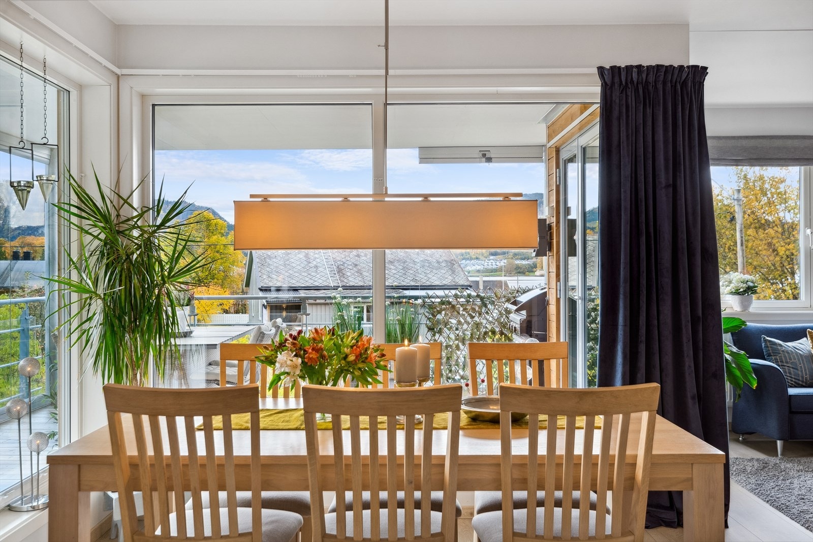 Den romslige stuen har plass til både sofaløsning, sittegruppe og spisebord. Galleribilde