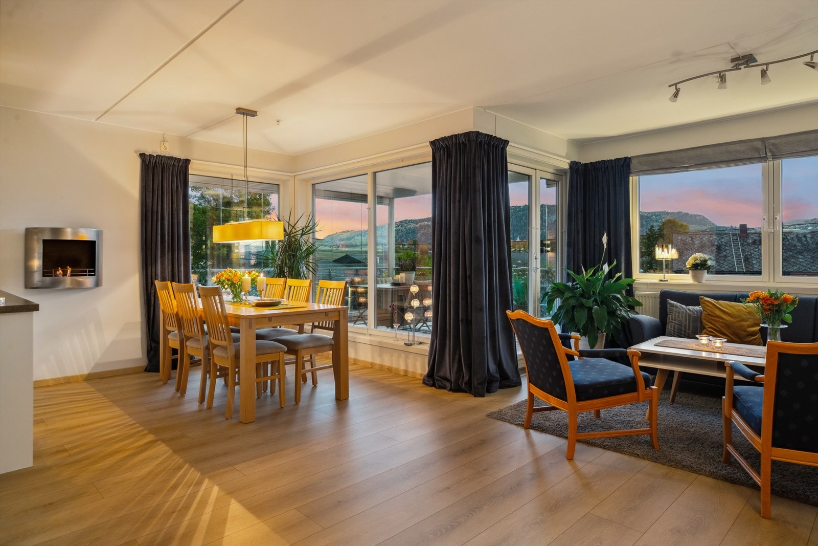 Stuen har store vindusflater i to himmelretninger, noe som sikrer behagelige lysforhold. Galleribilde