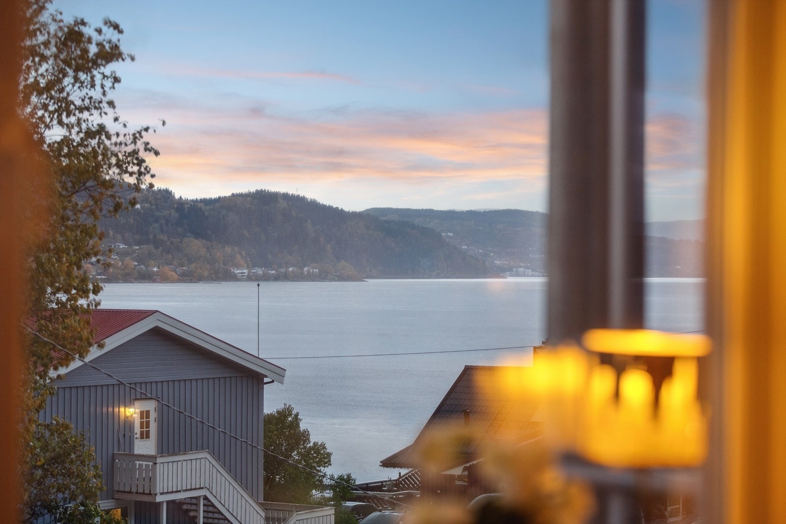 Store vindusflater gir rikelig med lys og ivaretar samtidig den fine utsikten. Galleribilde