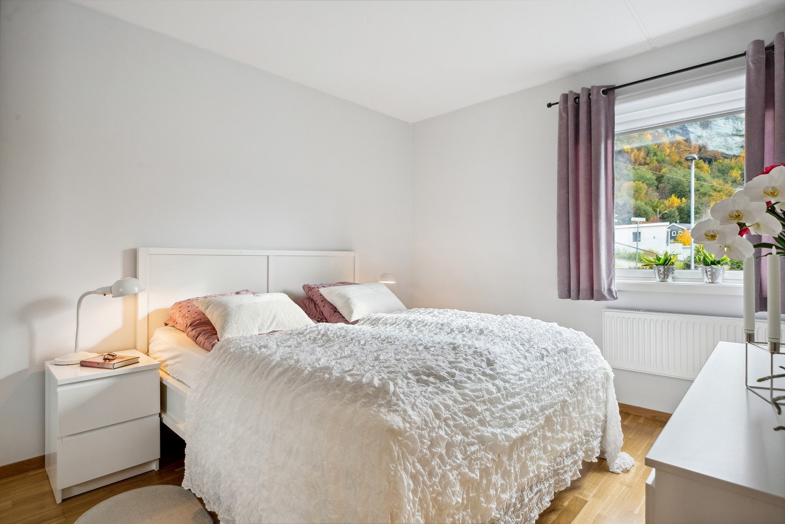 Leiligheten har til sammen tre pene soverom med samme stil- og fargevalg. Galleribilde