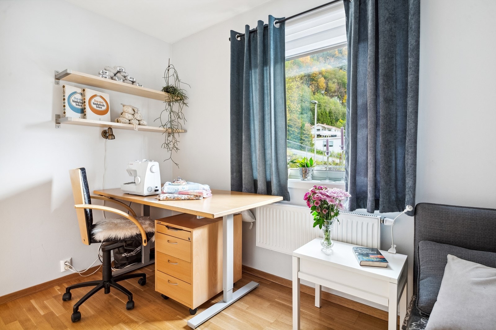 Leiligheten har et felles system for varmtvann og felles oppvarming via vannbåren varme. Galleribilde