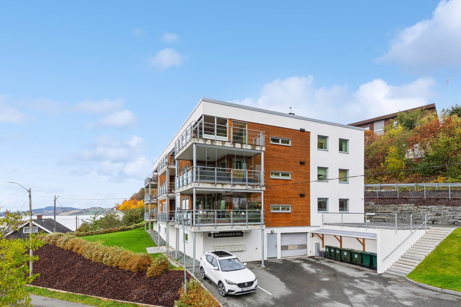 Leiligheten er en endeleilighet, noe som gir gode lysforhold med innslipp av lys fra tre sider. Galleribilde