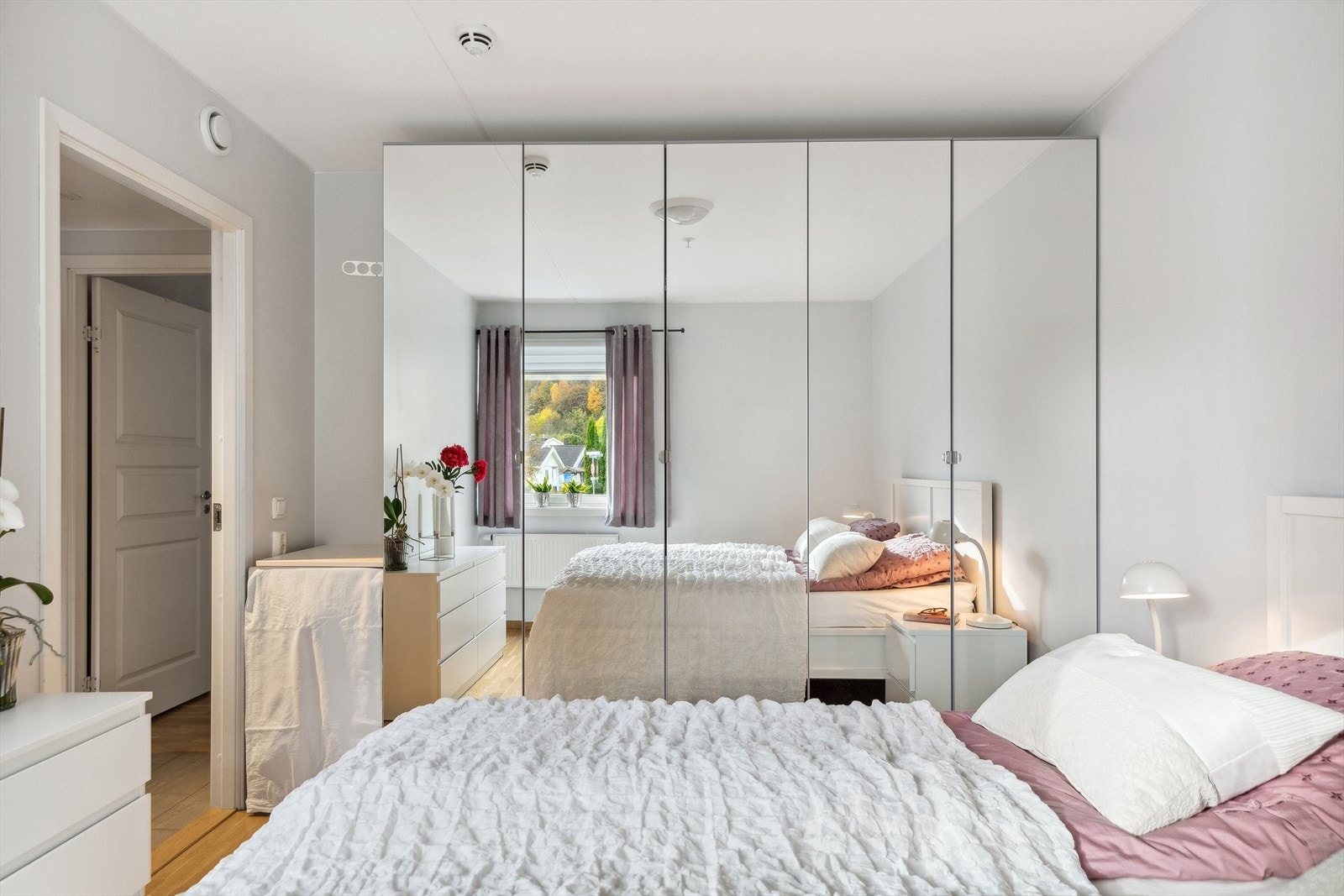 Hovedsoverommet har rikelig med garderobeskap, alle med speilfronter for økt romfølelse. Galleribilde