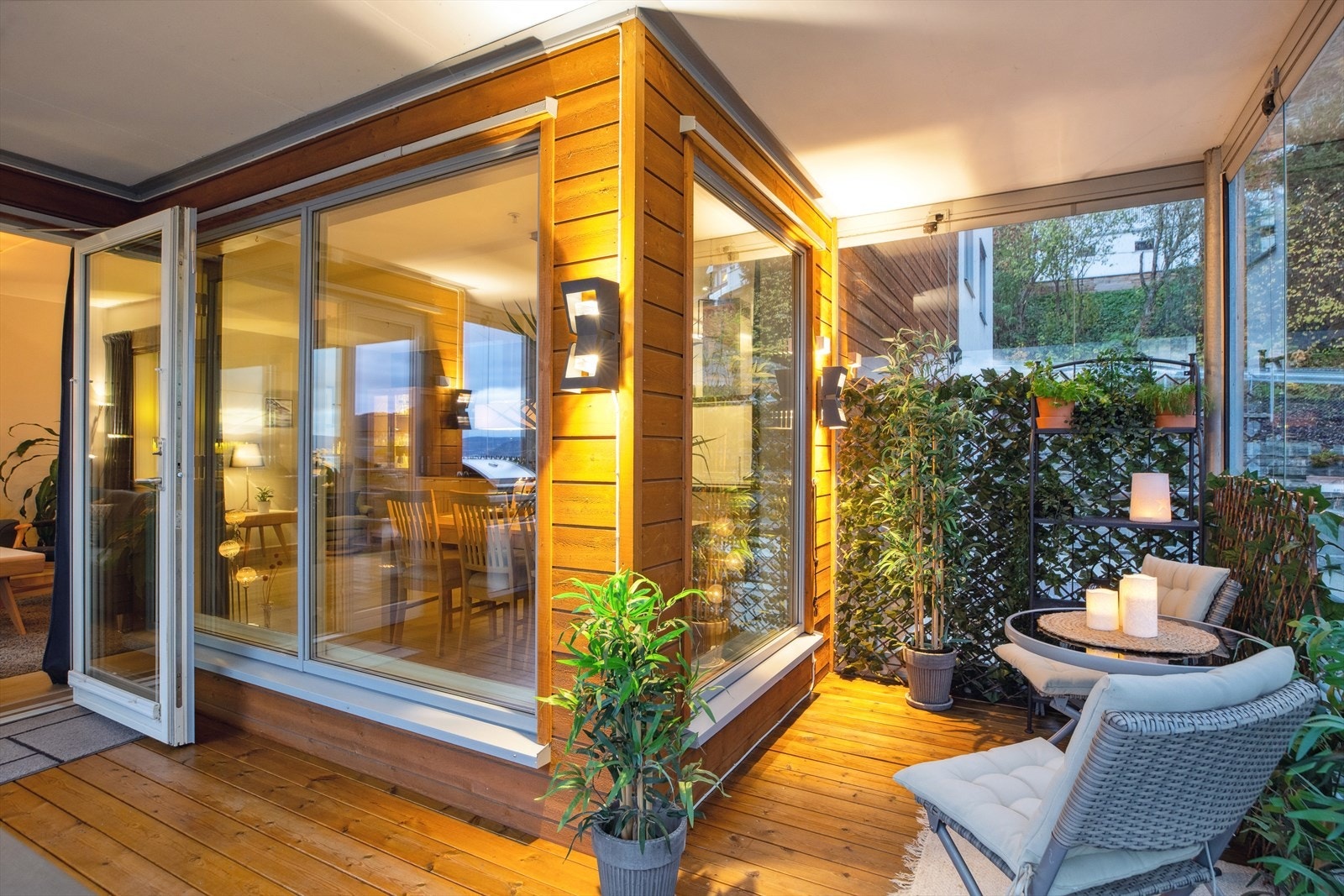 Balkongen fikk nye utelys i 2020, noe som gjør dette til et trivelig oppholdssted på kveldstid. Galleribilde