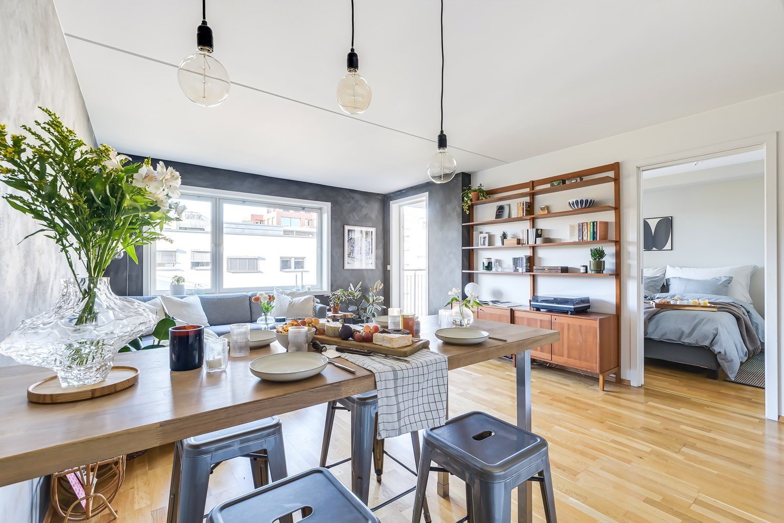 Kjøkkenbordet lager en naturlig skille mellom stue og kjøkken. Galleribilde