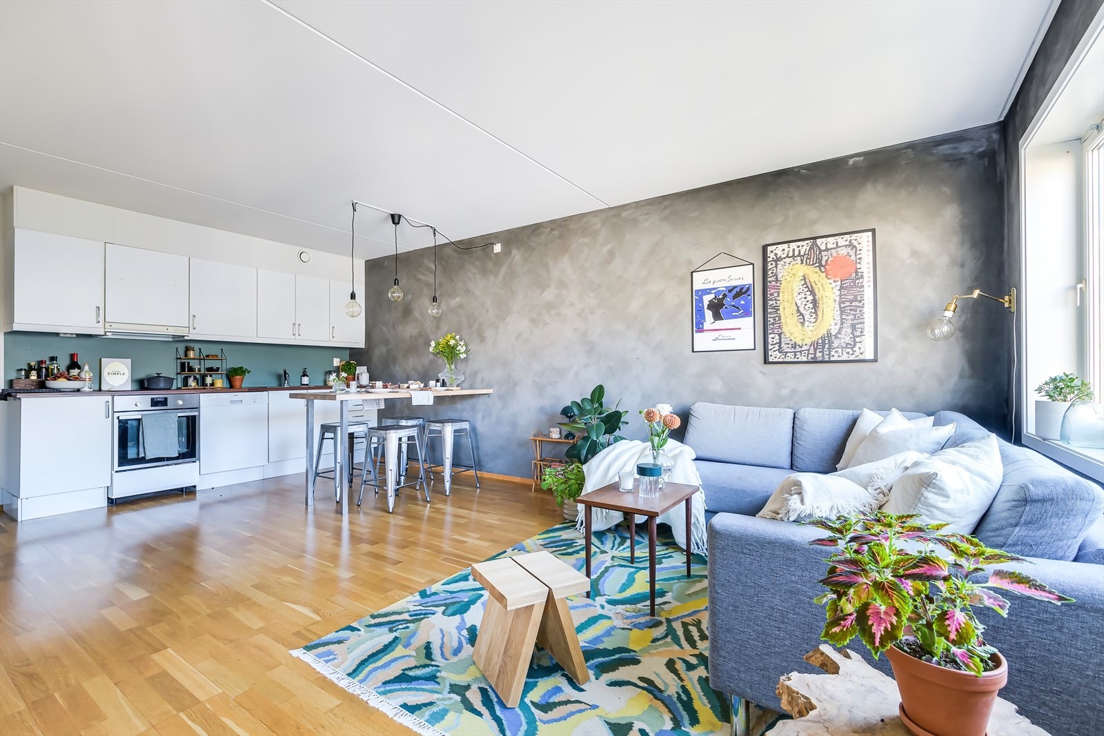 Kjøkkenet er naturlig tilbaketrukket i stuen. Galleribilde