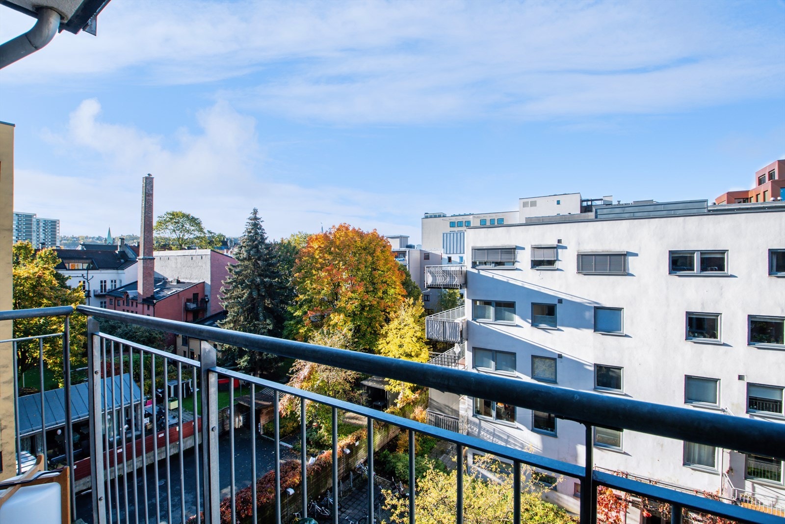 Leiligheten ligger høyt og fritt i byggets 5. etg. Galleribilde