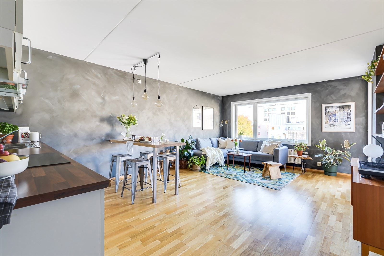 Leiligheten har en smart og funksjonell planløsning med lyse rom som gir en luftig atmosfære. Galleribilde