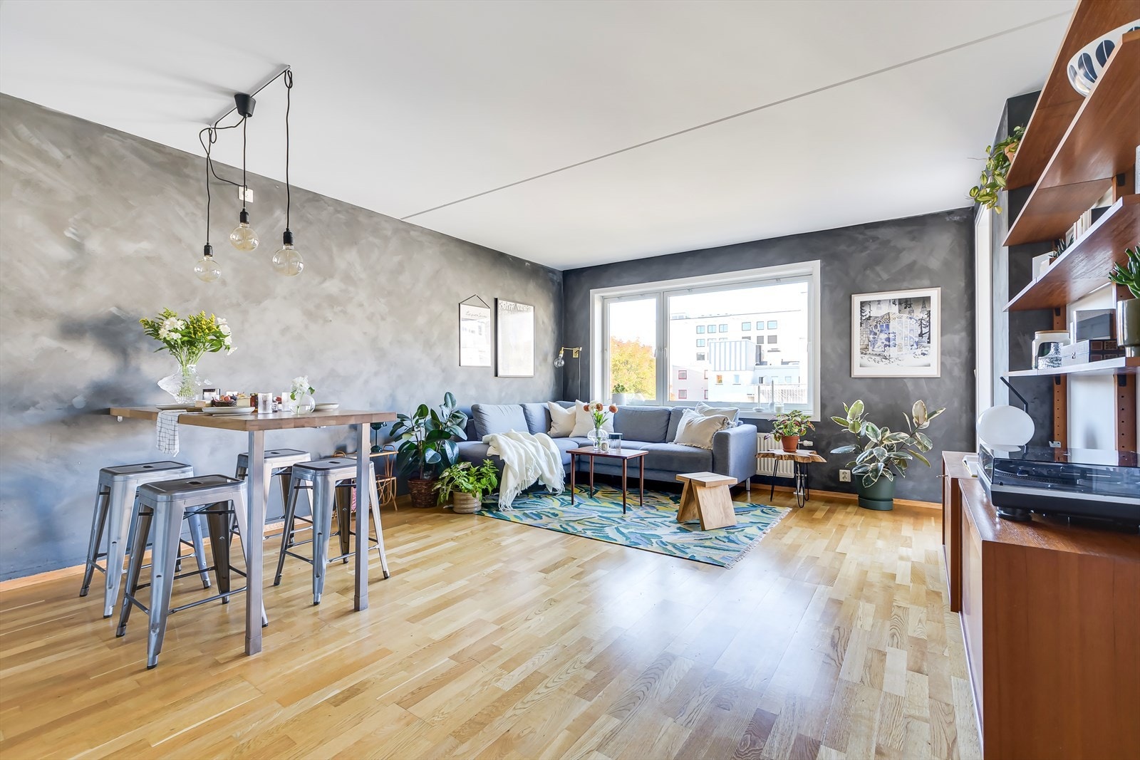 Stuen er romslig og lys, perfekt for både avslapning og sosiale sammenkomster. Galleribilde