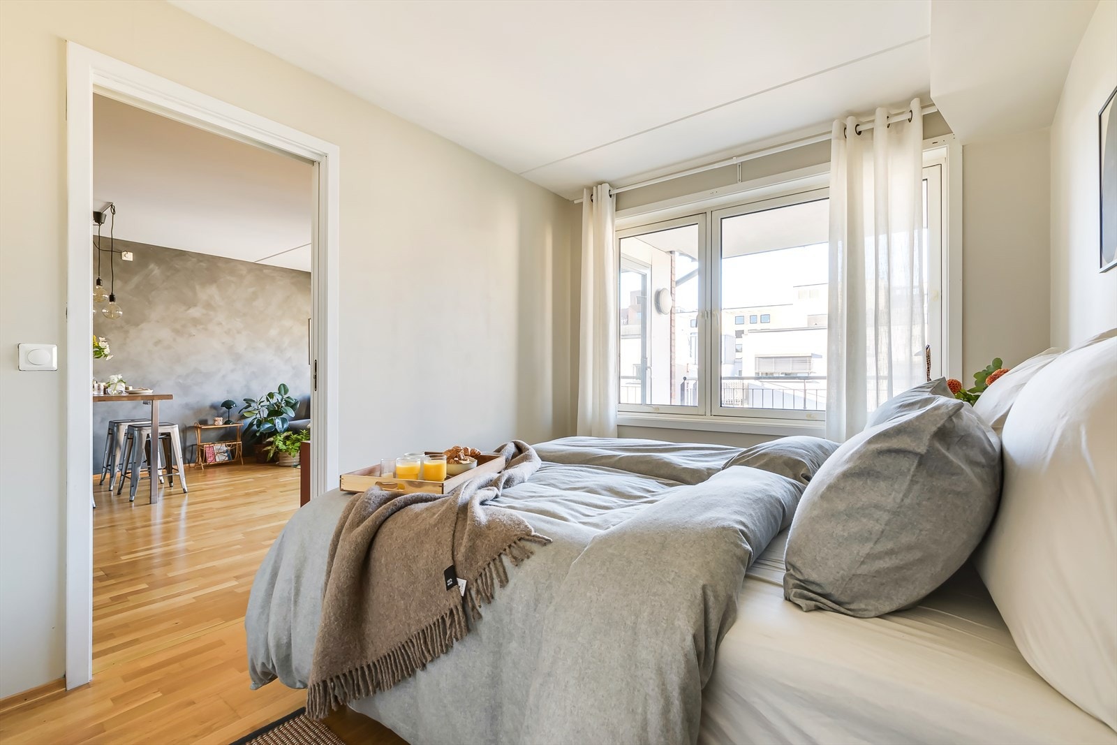 Soverommet er stort og vender ut mot rolig bakgård. Galleribilde