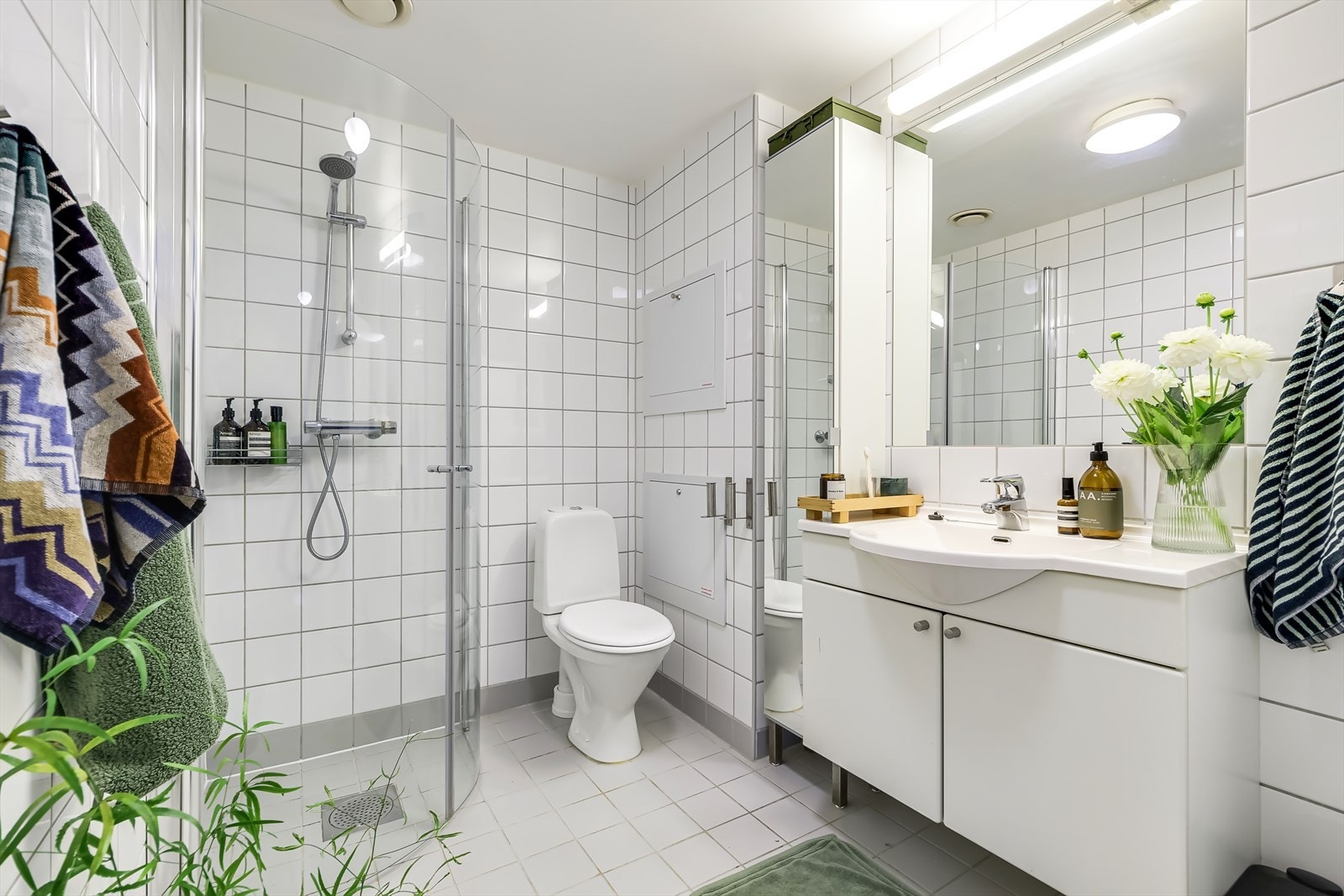 Fra gangen har man tilgang til leilighetens store og behagelige bad. Galleribilde