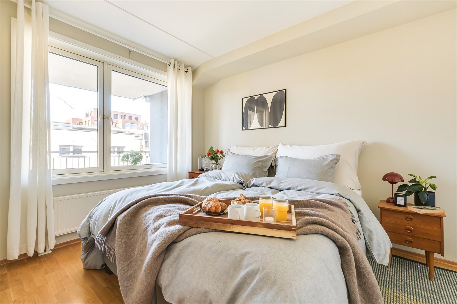 Her er det god plass til en dobbeltseng med tilhørende nattbord, samt garderobeskap. Galleribilde