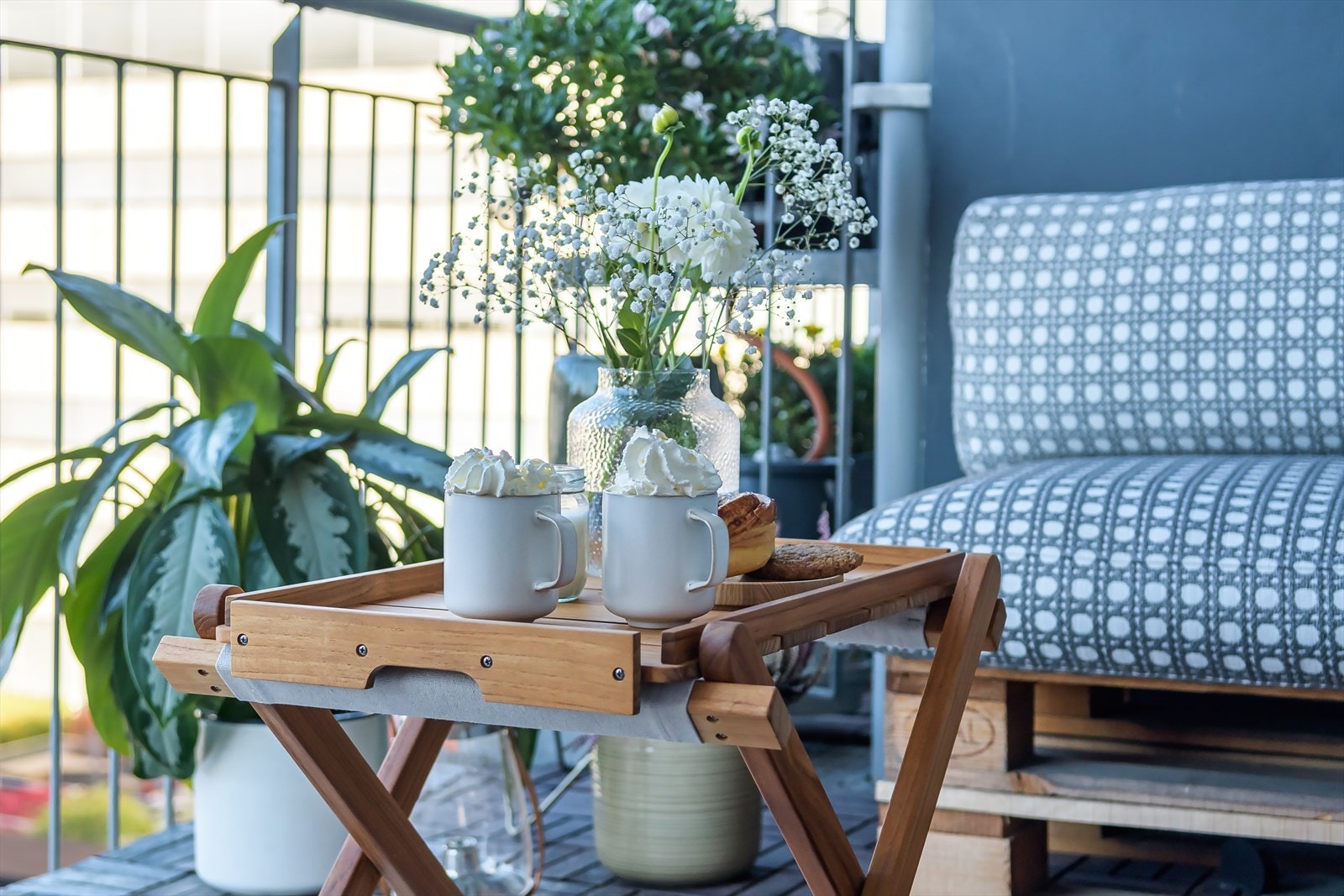 Med en solrik balkong som vender mot en fredelig bakgård, er dette det perfekte stedet for å slappe av med en god bok eller nyte frokosten ute. Galleribilde