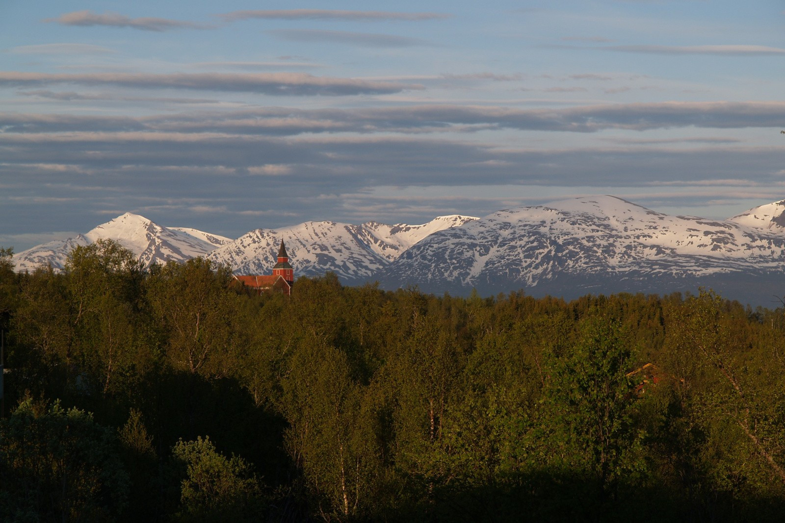 Her har man nydelig utsikt til Elverhøy kirke og mot fjellene i Malangen. Privat bilde.