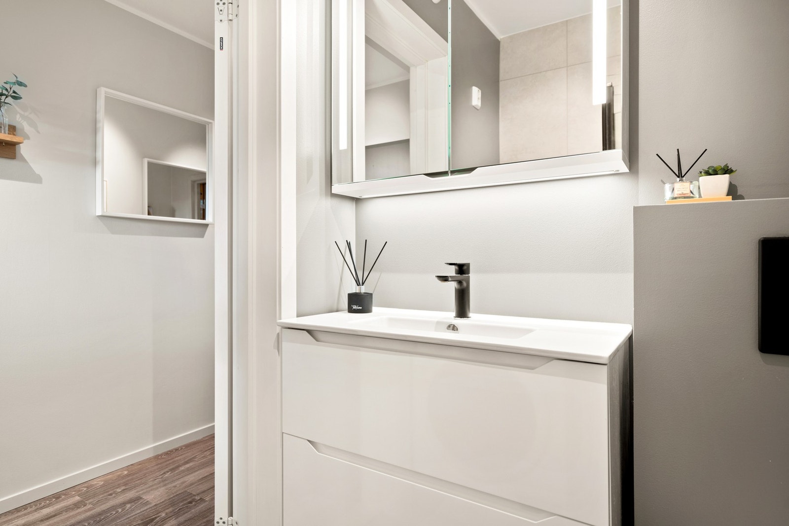 Kabel-TV og internett er inkludert i de månedlige felleskostnadene. Galleribilde