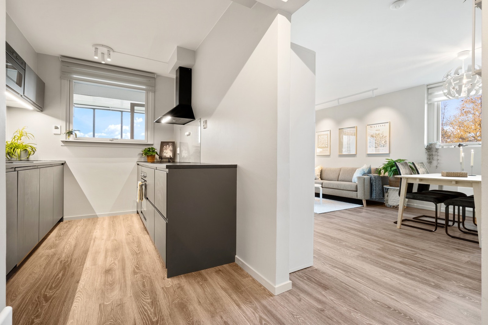 Delvis åpen stue/kjøkken løsning. God lagringsplass med utvendig bod i samme etasje og kjeller. Galleribilde