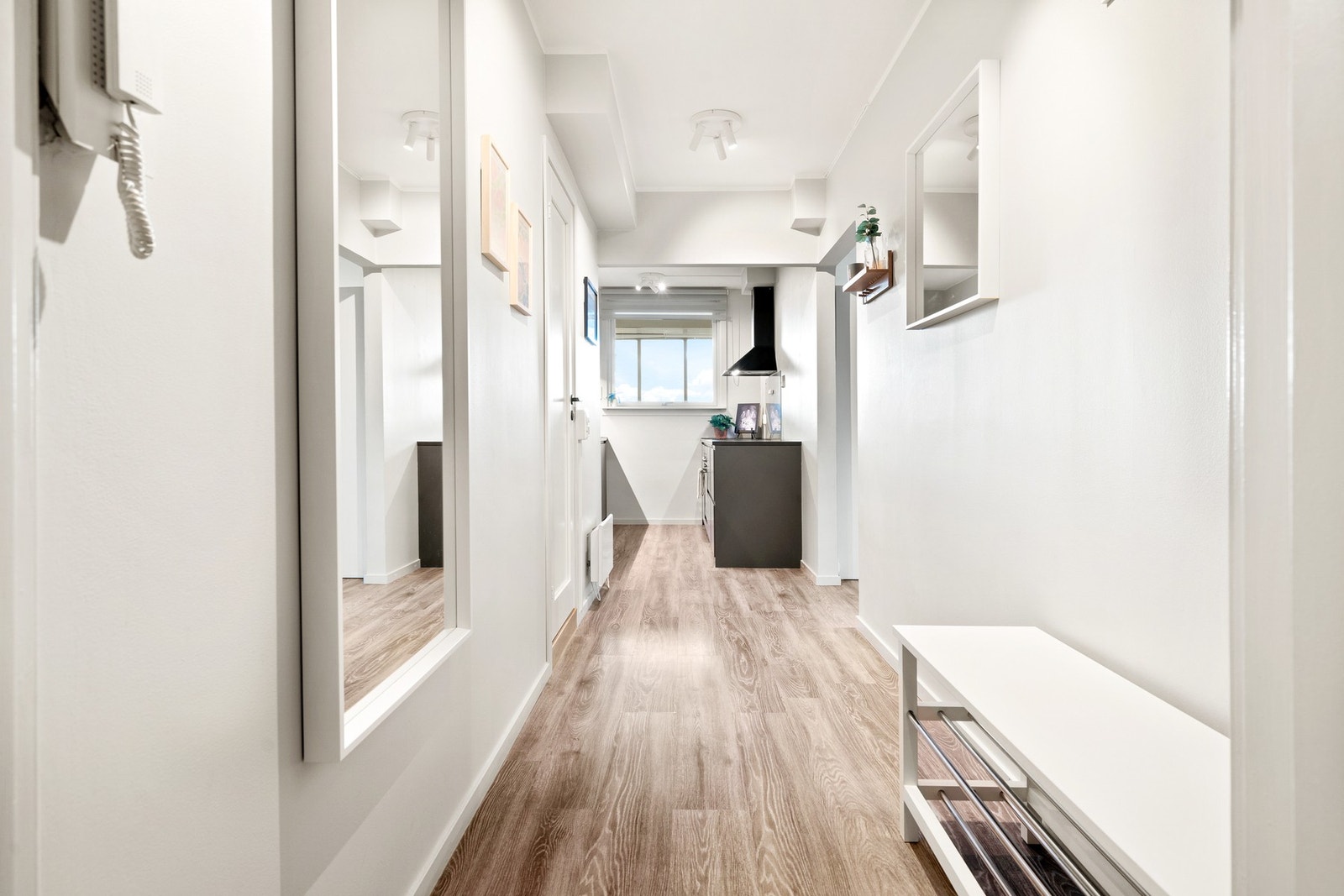 Entré med plass til garderobeløsning. Galleribilde