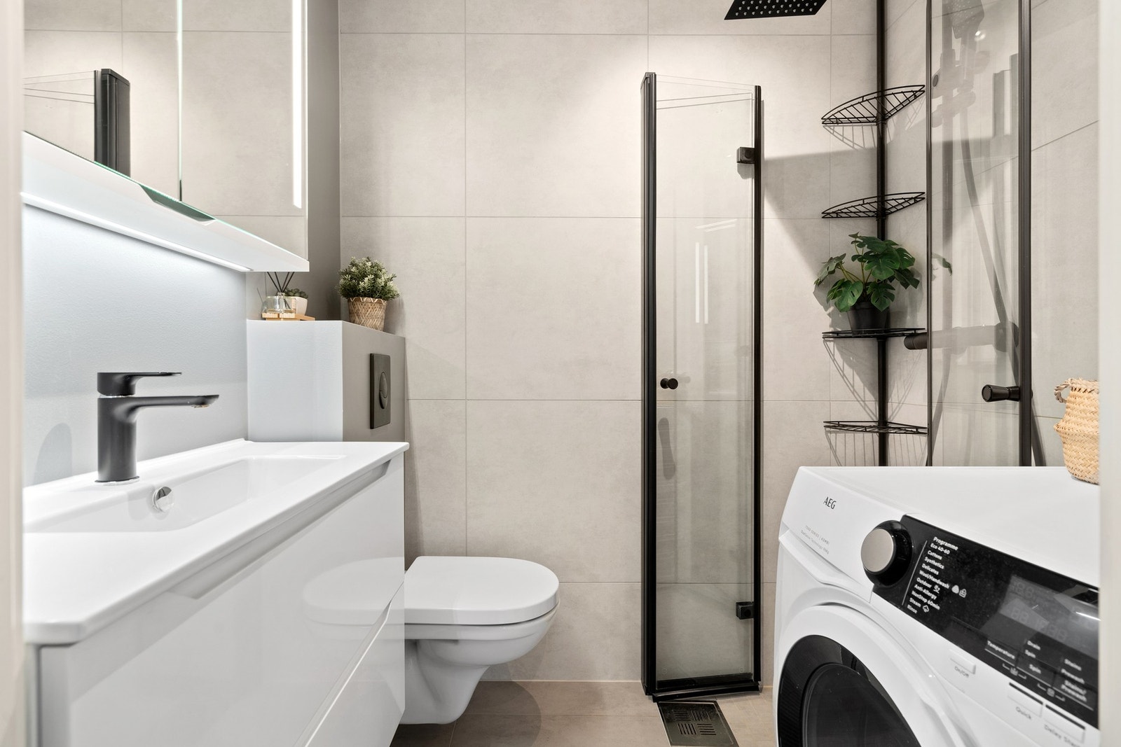 Lekkert, flislagt bad med varme i gulvet. Galleribilde