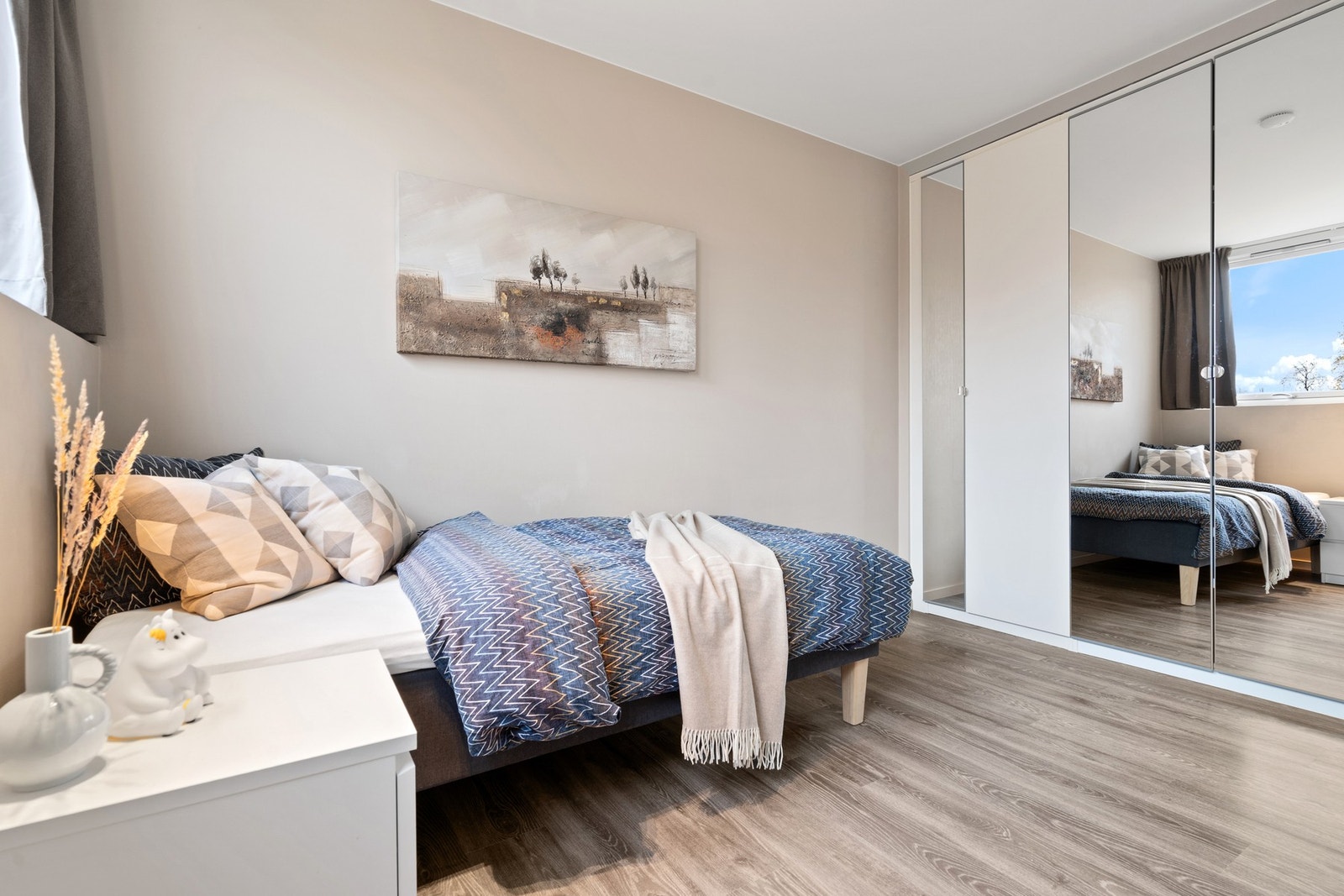 Pen garderobeløsning på soverommet. Galleribilde