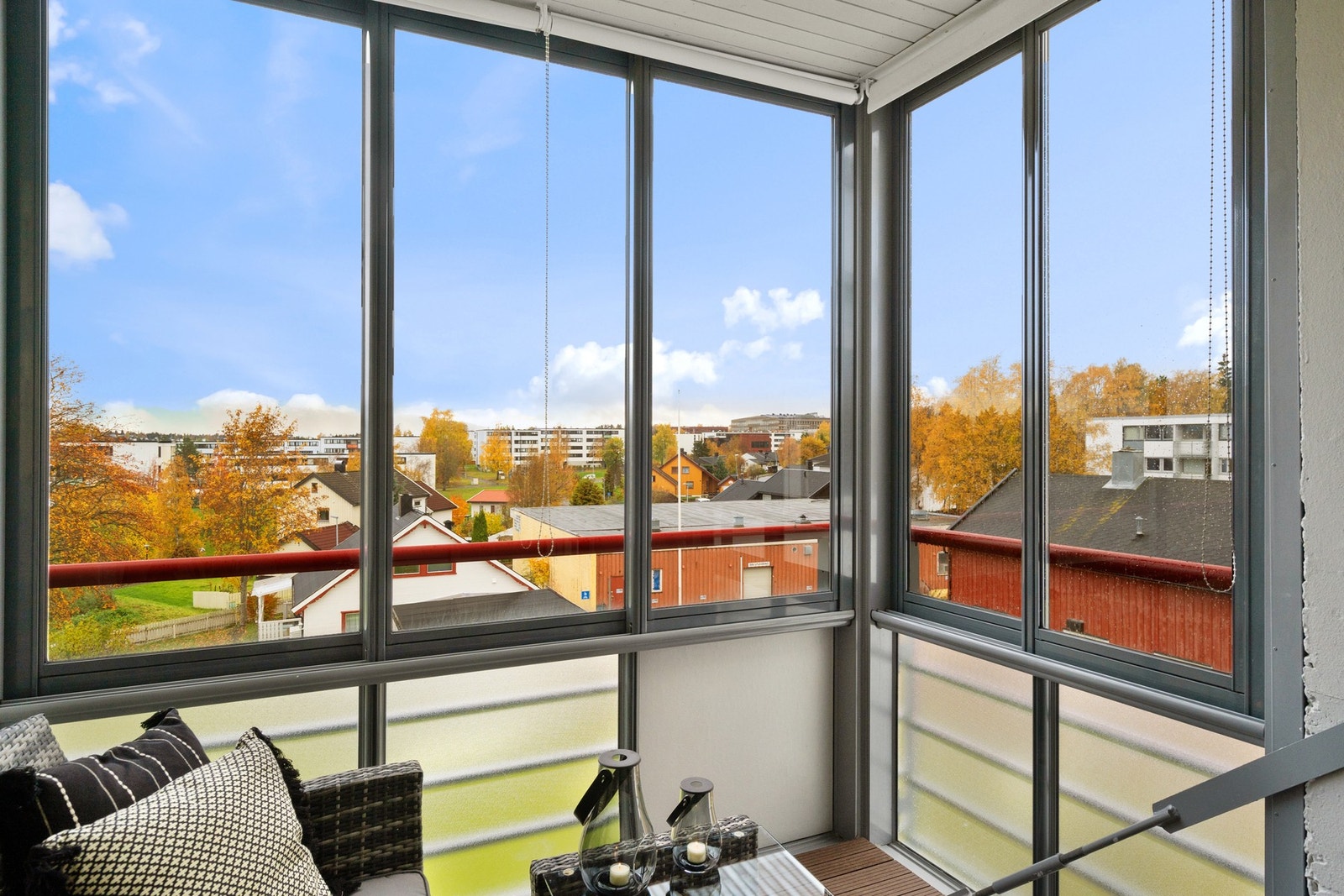 Den innglasset balkongen blir en naturlig forlengelse av stuen. Galleribilde