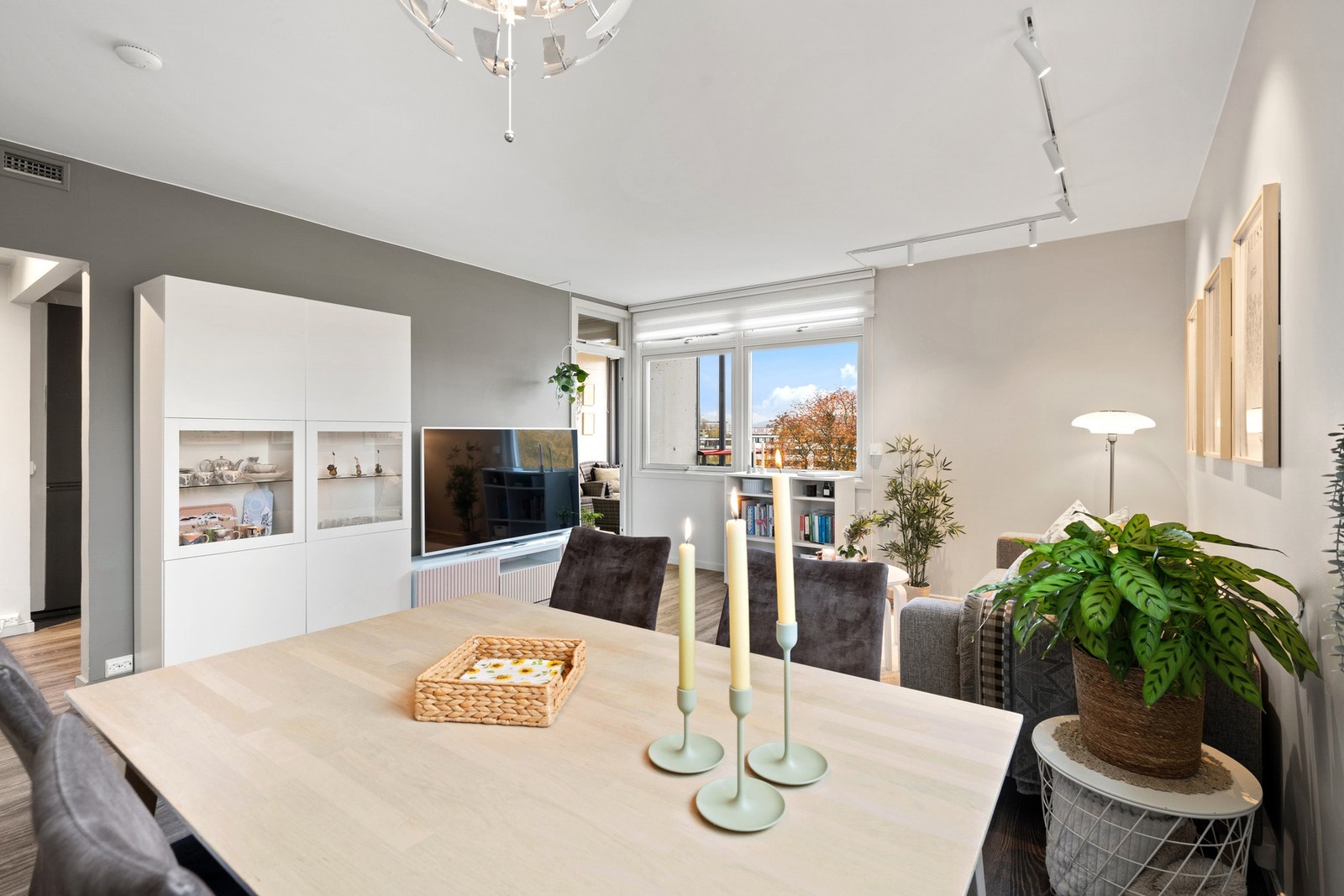 Lekre løsninger med spotskinne og listefrie overganger mellom vegger og tak. Galleribilde