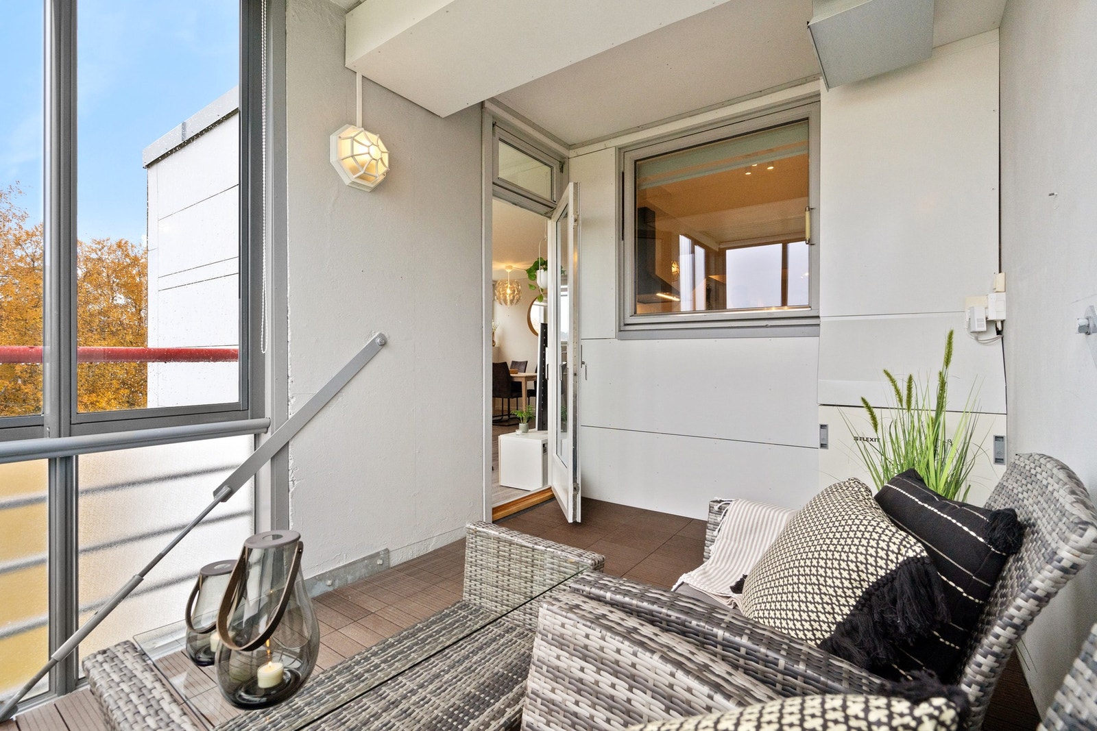 Fra stuen er det utgang til en koselig sørvendt balkong. Galleribilde