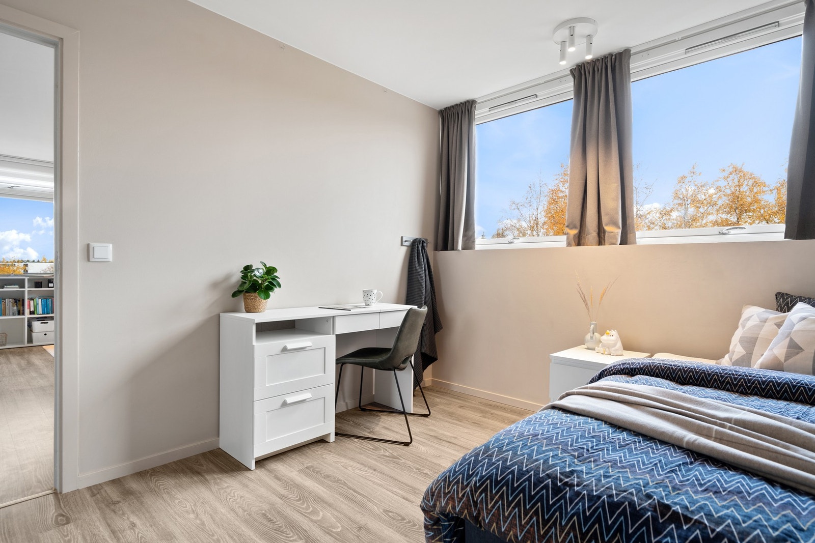 God plass til dobbeltseng og skrivebord. Galleribilde