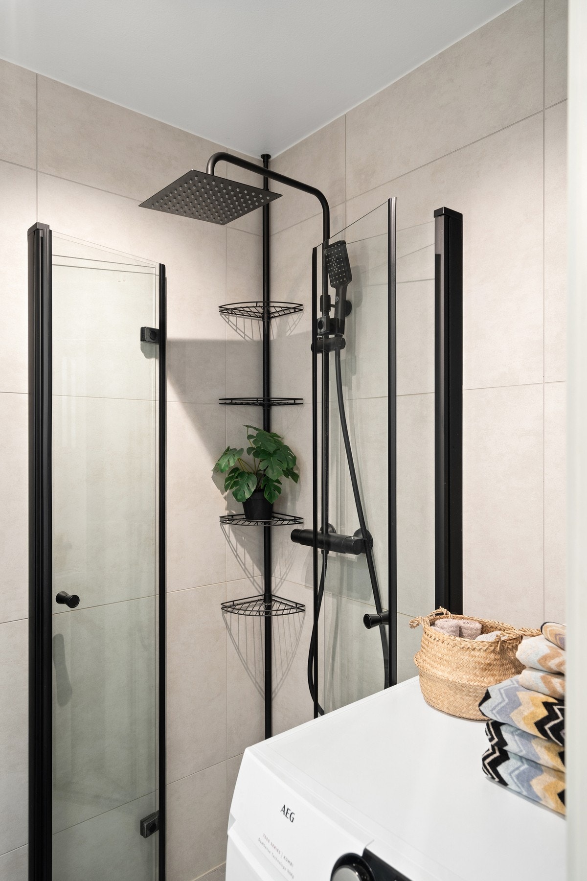 Utstyrt med takdusj og opplegg for vaskemaskin. Galleribilde