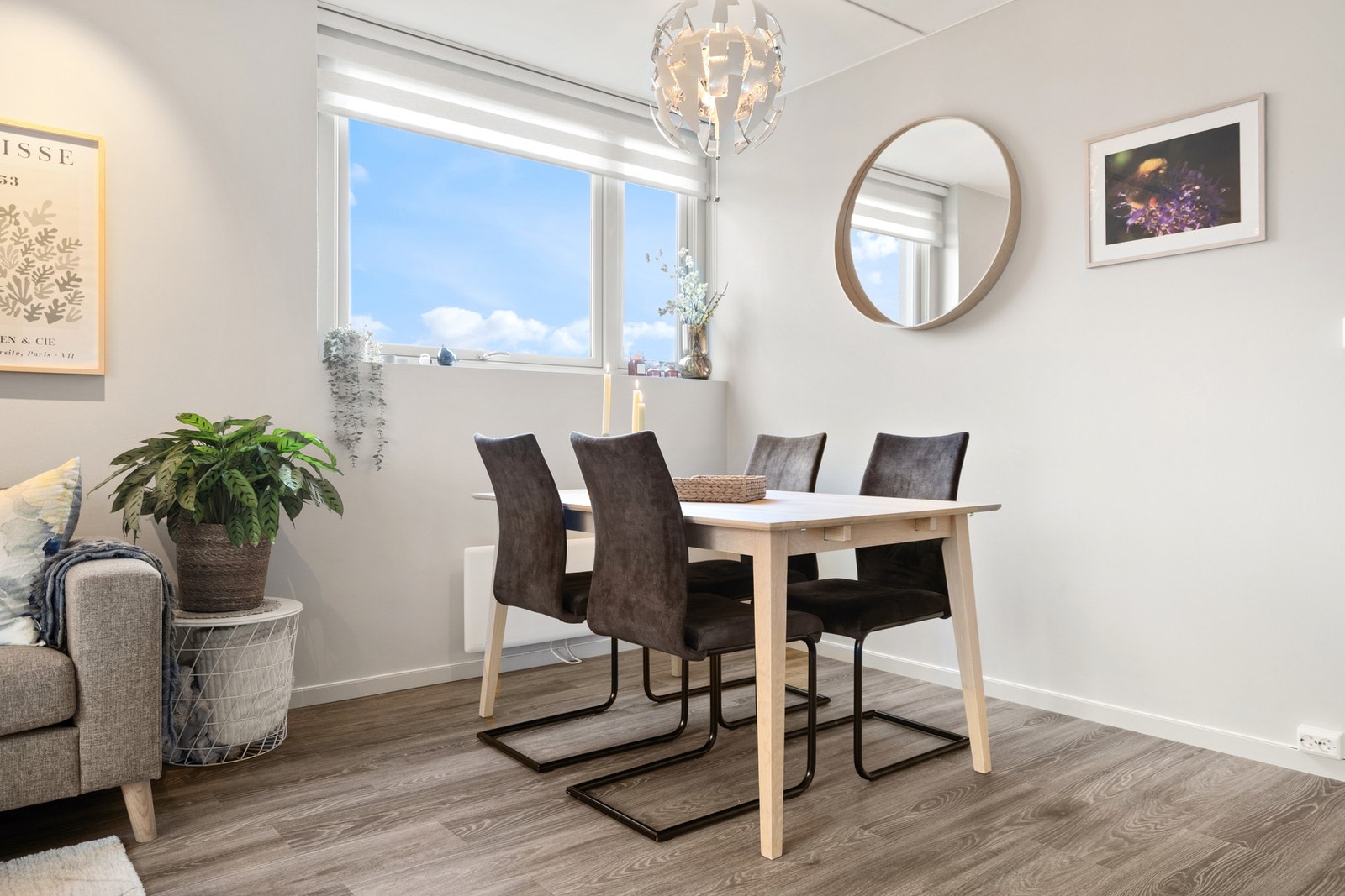 Endebeliggenhet og store vindusflater sørger for rikelig med naturlig lysinnslipp. Galleribilde