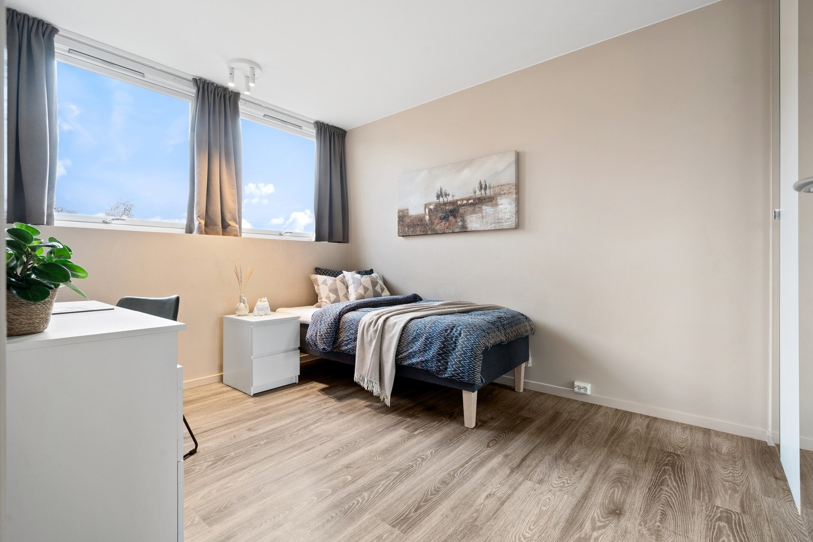 Romslig soverom på 12m² med store vindusflater. Galleribilde