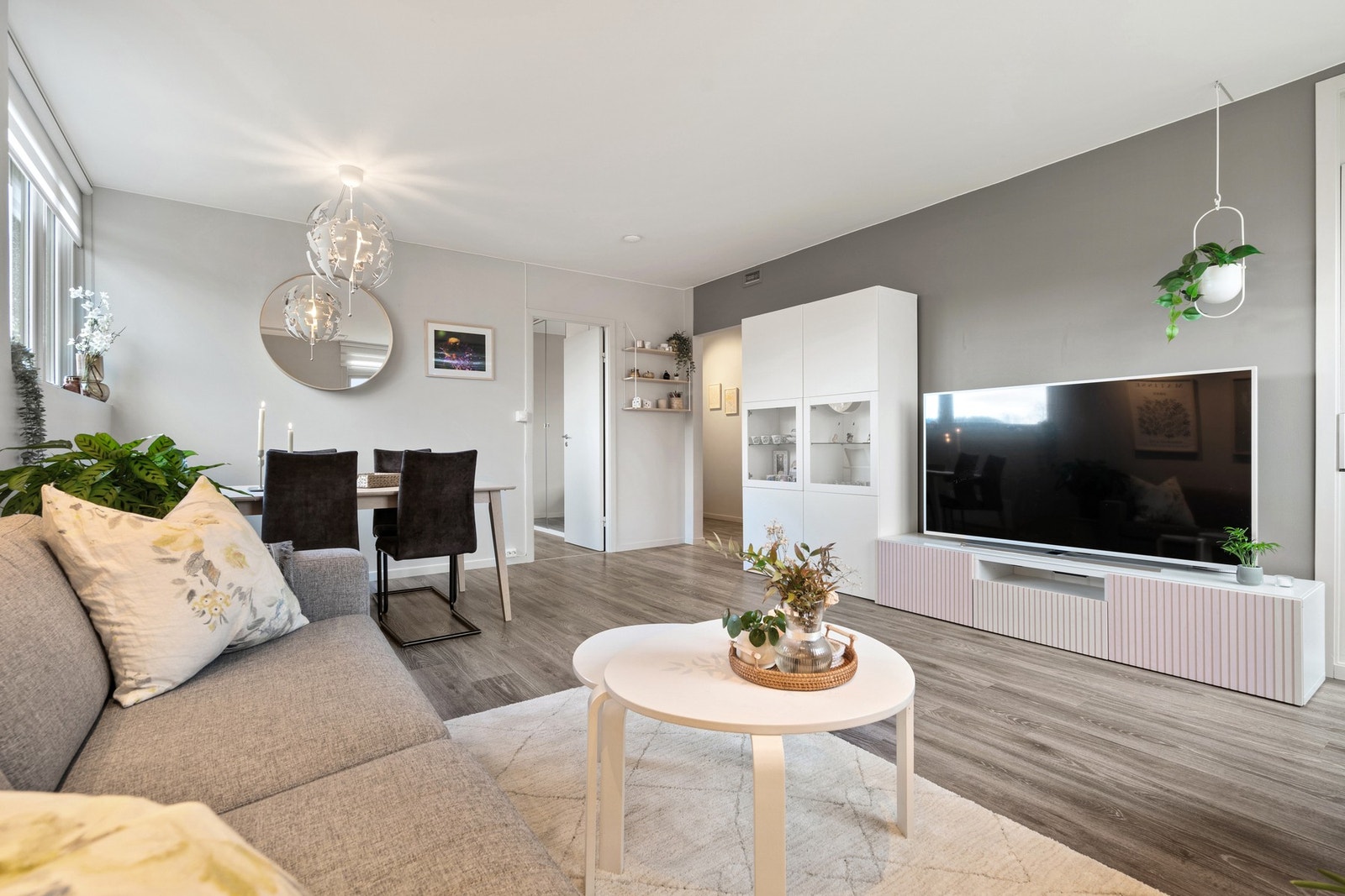 Romslig stue på 21,5m² med god plass til sofagruppe og spisebord. Galleribilde