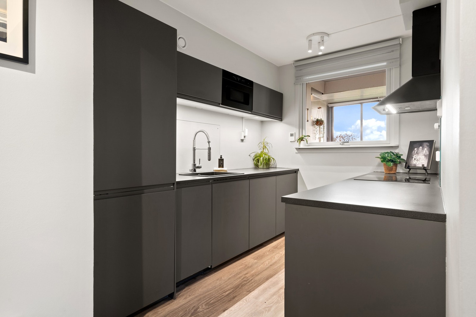 Rikelig med skap- og benkeplass. Galleribilde