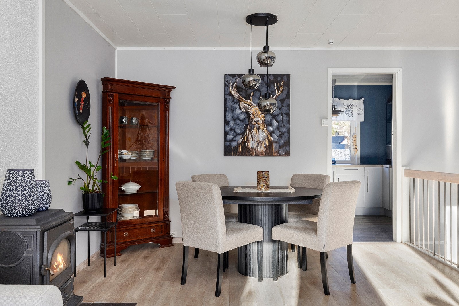 Spisestuen er strategisk plassert ved kjøkkenet. Galleribilde