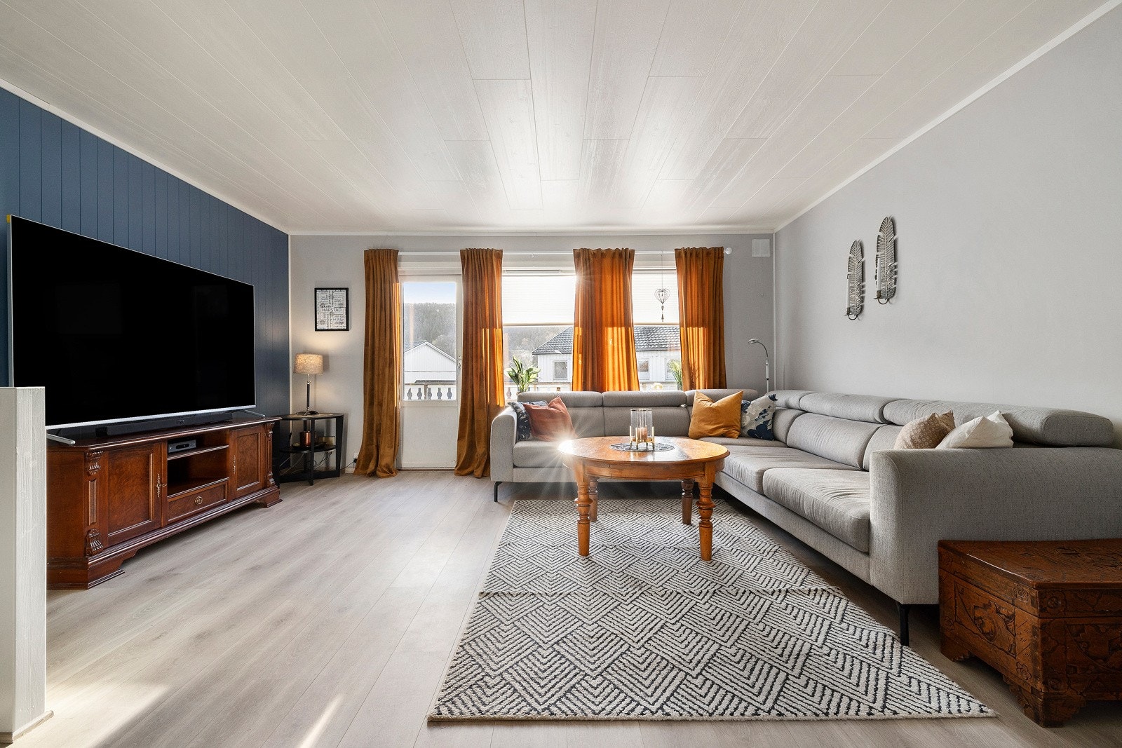 Stor og innbydende stue med 1. stavs gulv og nymalte overflater. Galleribilde