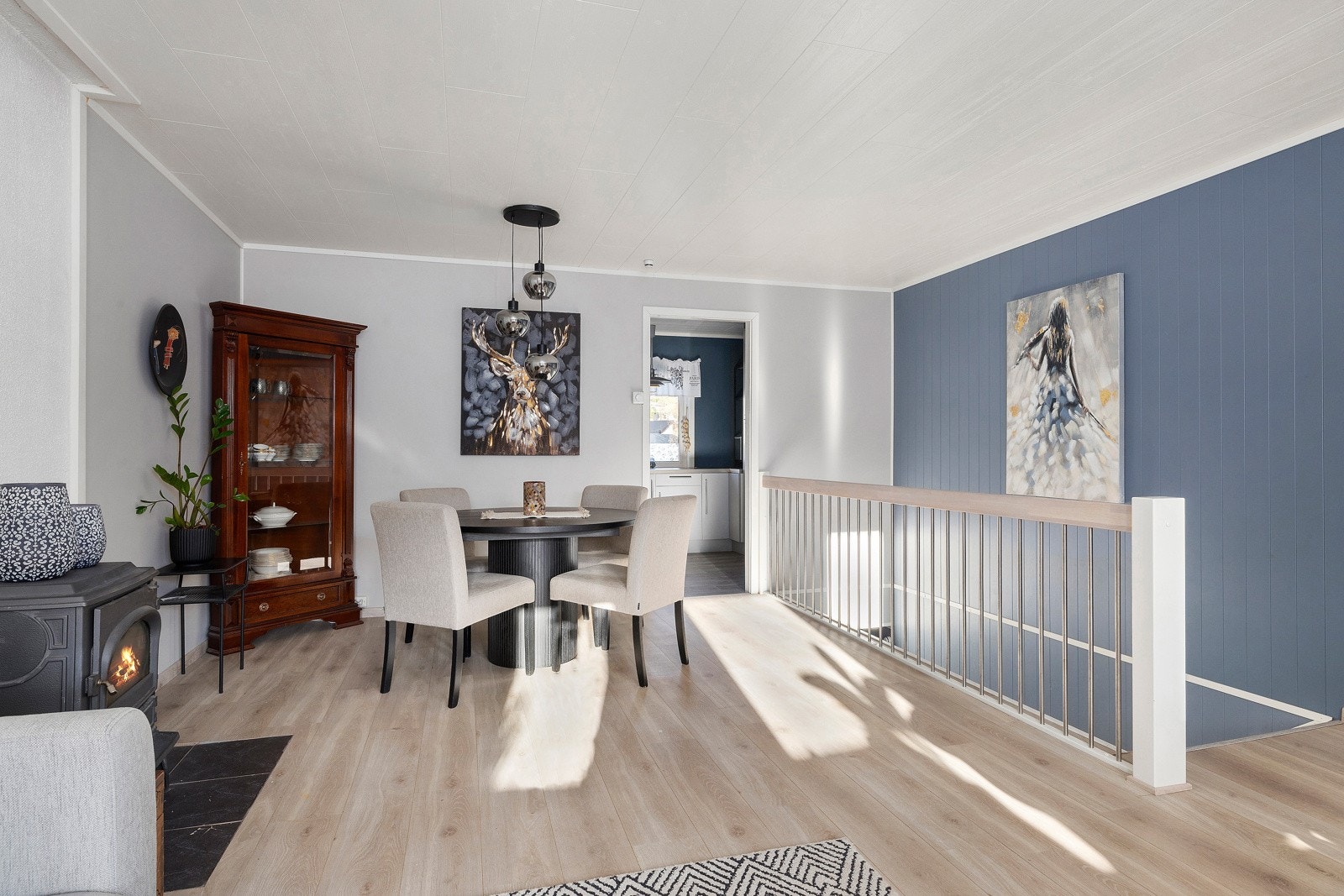 1. stavs gulv, nyere rekkverk, malte flater og nyere himling. Galleribilde