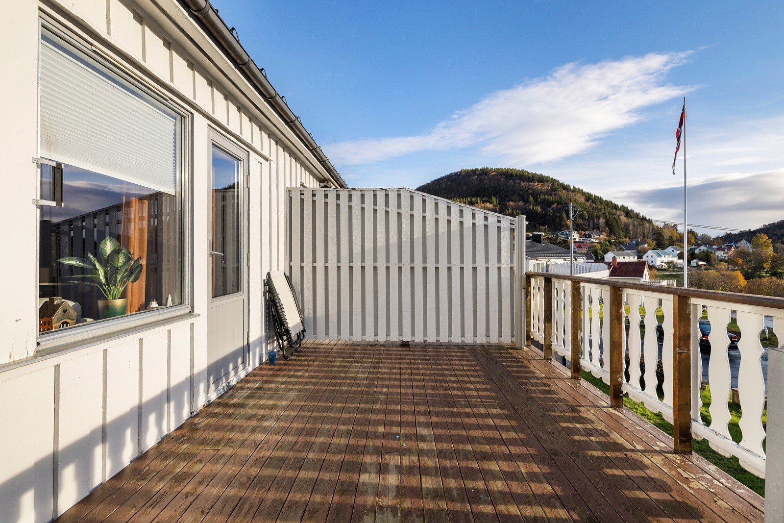 Stor og flott veranda i rolige omgivelser. Galleribilde