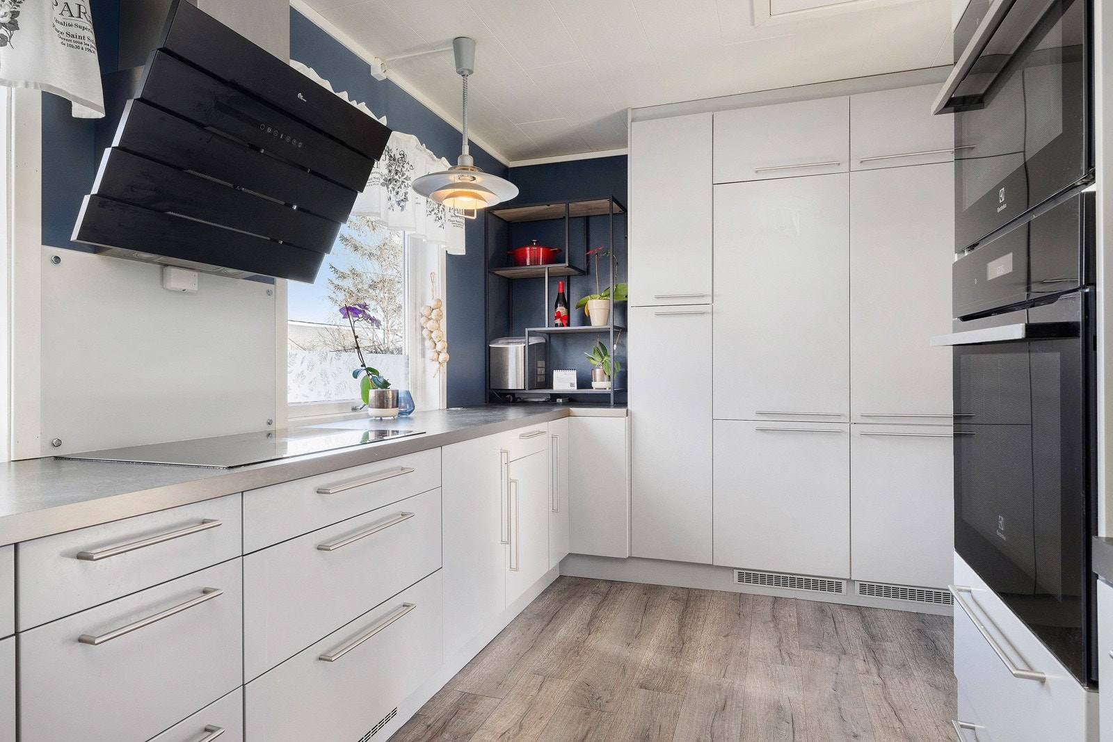 perfekt tilpasset kjøkkenrommet. Integrerte hvitevarer, tøff ... Galleribilde