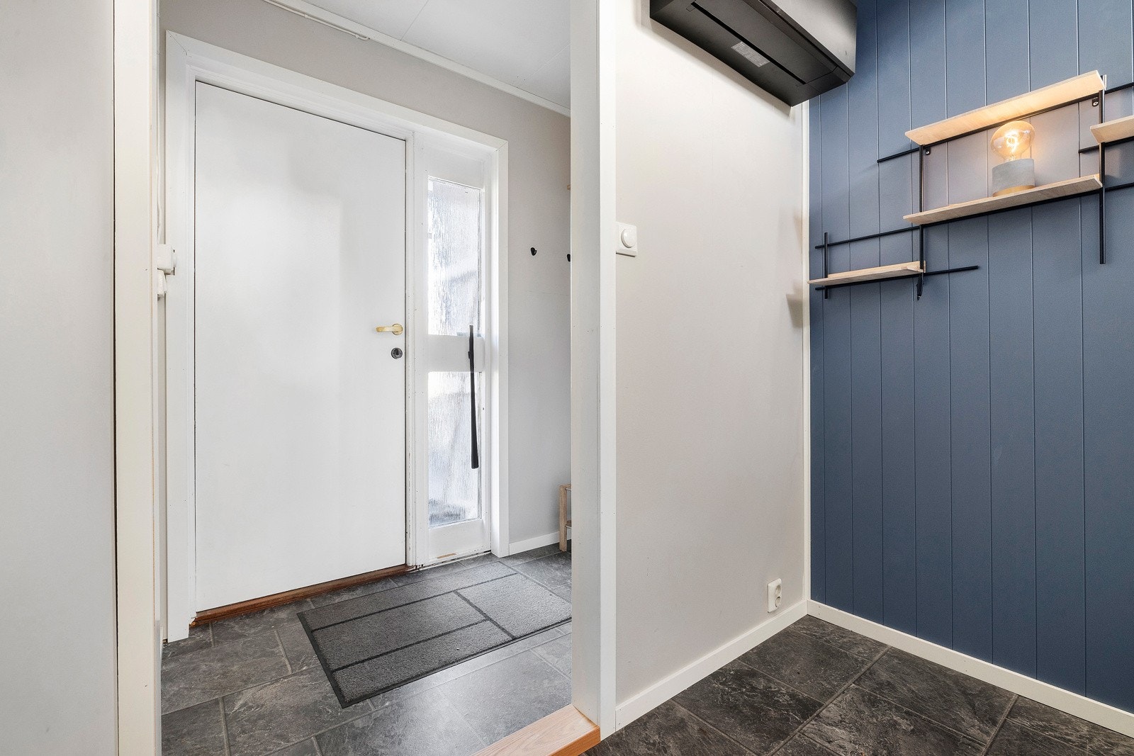 Pene overflater i hallén. Effektiv varmepumpe montert i 2023. Galleribilde