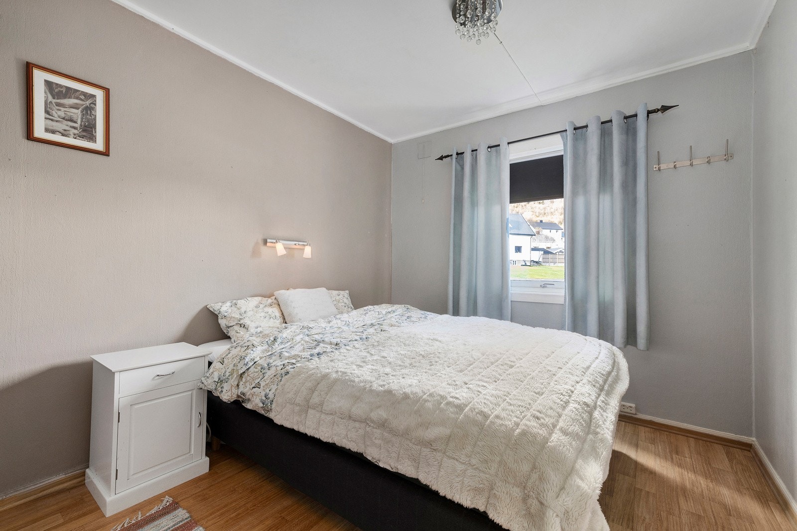 Stort og romslig hovedsoverom med god plass til dobbeltseng. Galleribilde