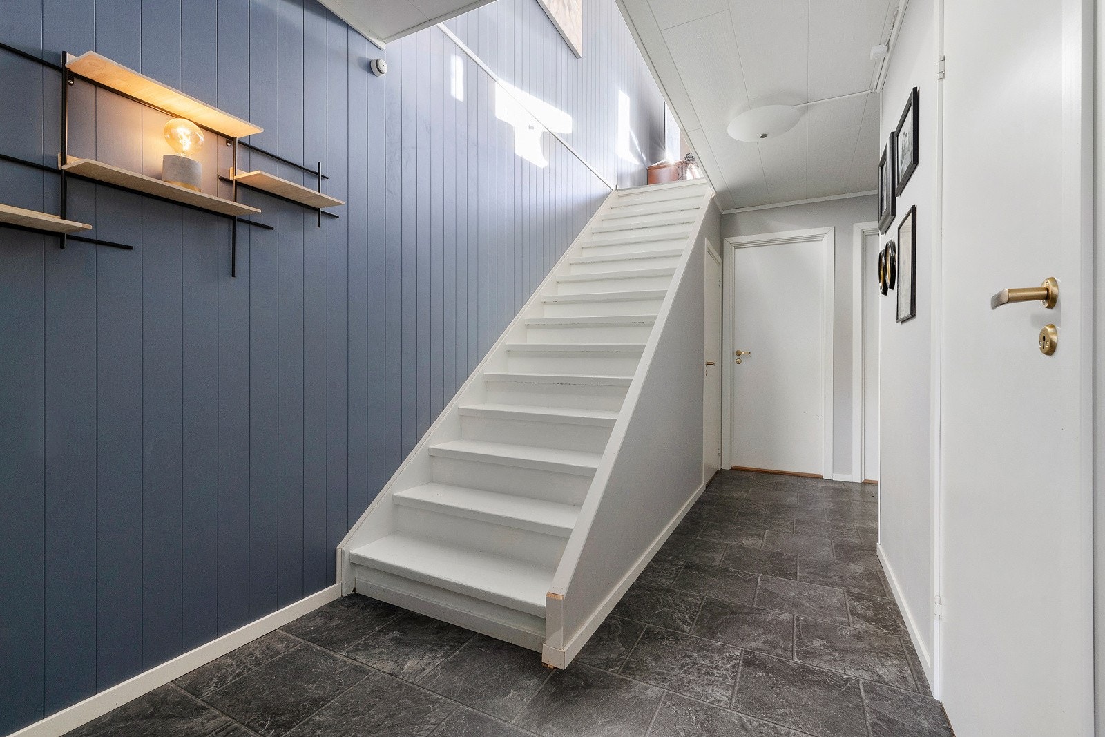 Trappen tar deg opp i en flott og oppgradert 2. etasje. Galleribilde