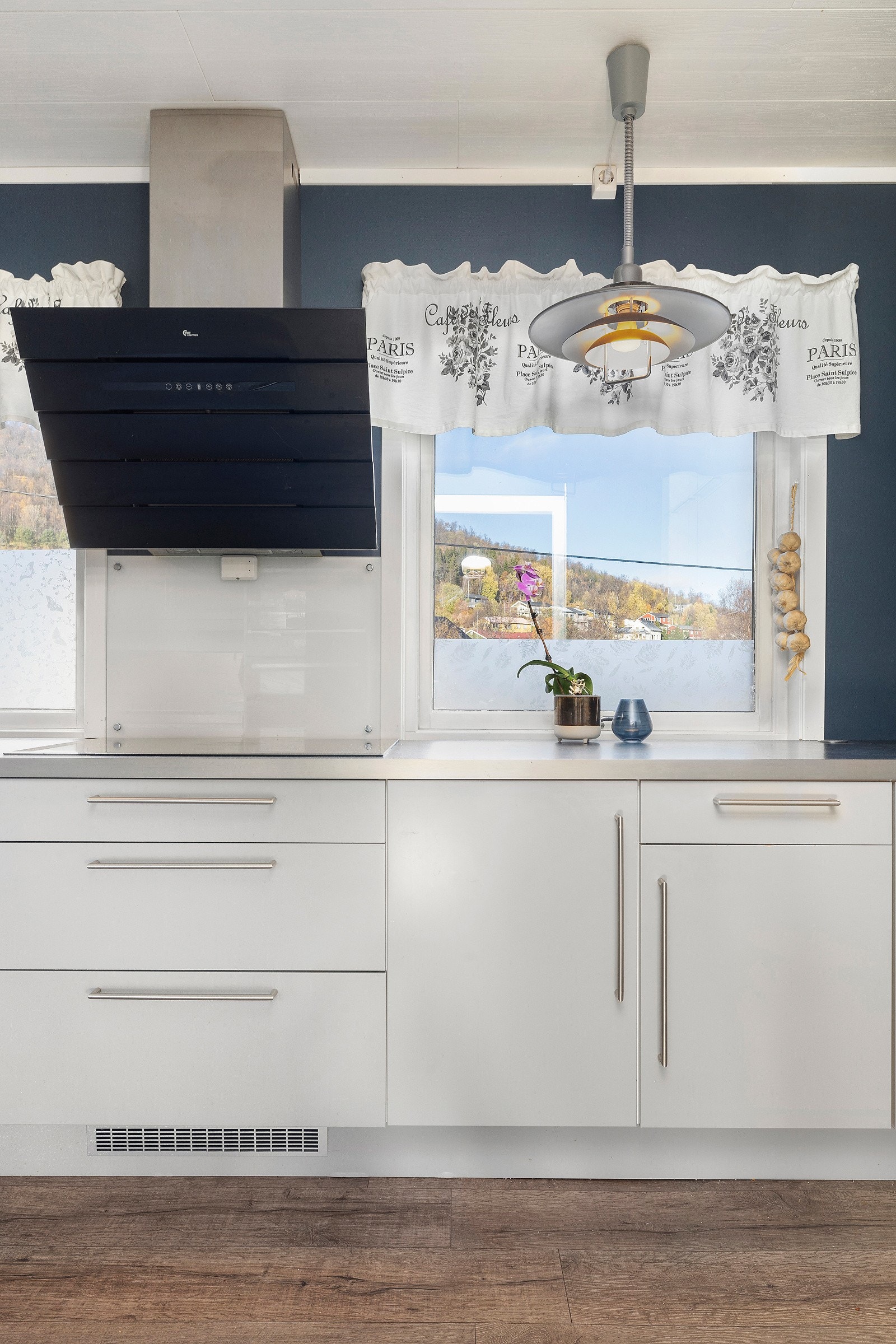 Her kan man stå i lyse og triveleige omgivelser når man lager maten. Galleribilde