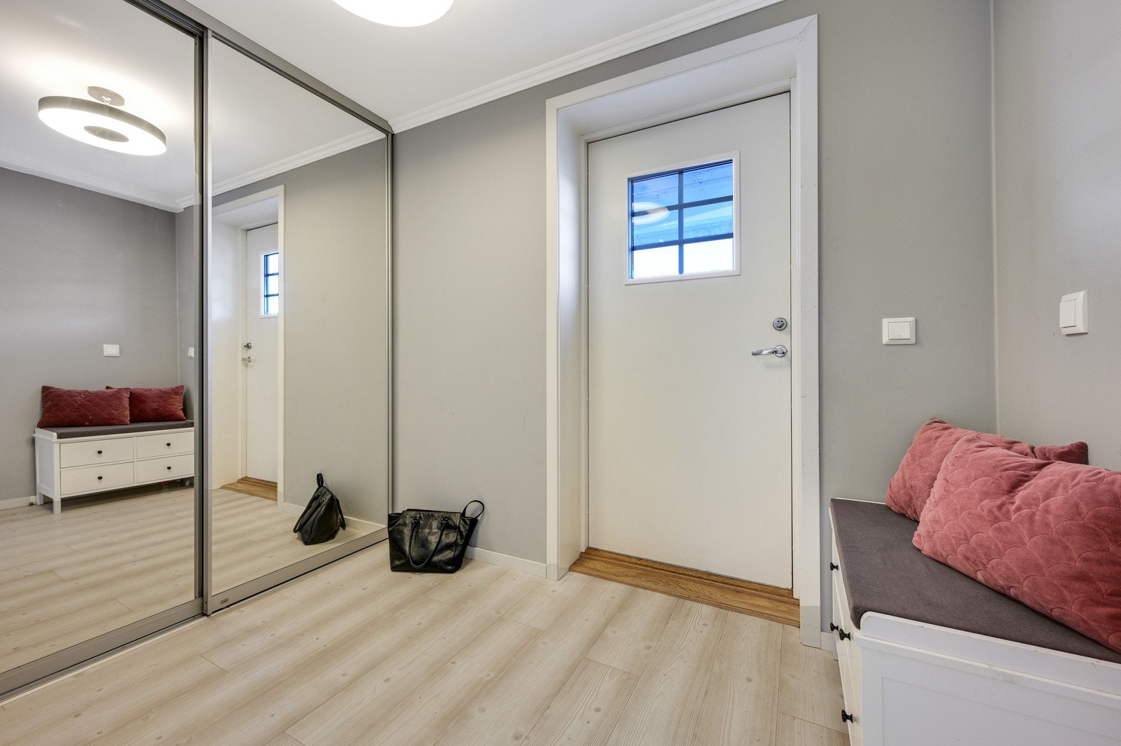 Inn til entreen med stor skyvedørsgarderobe Galleribilde