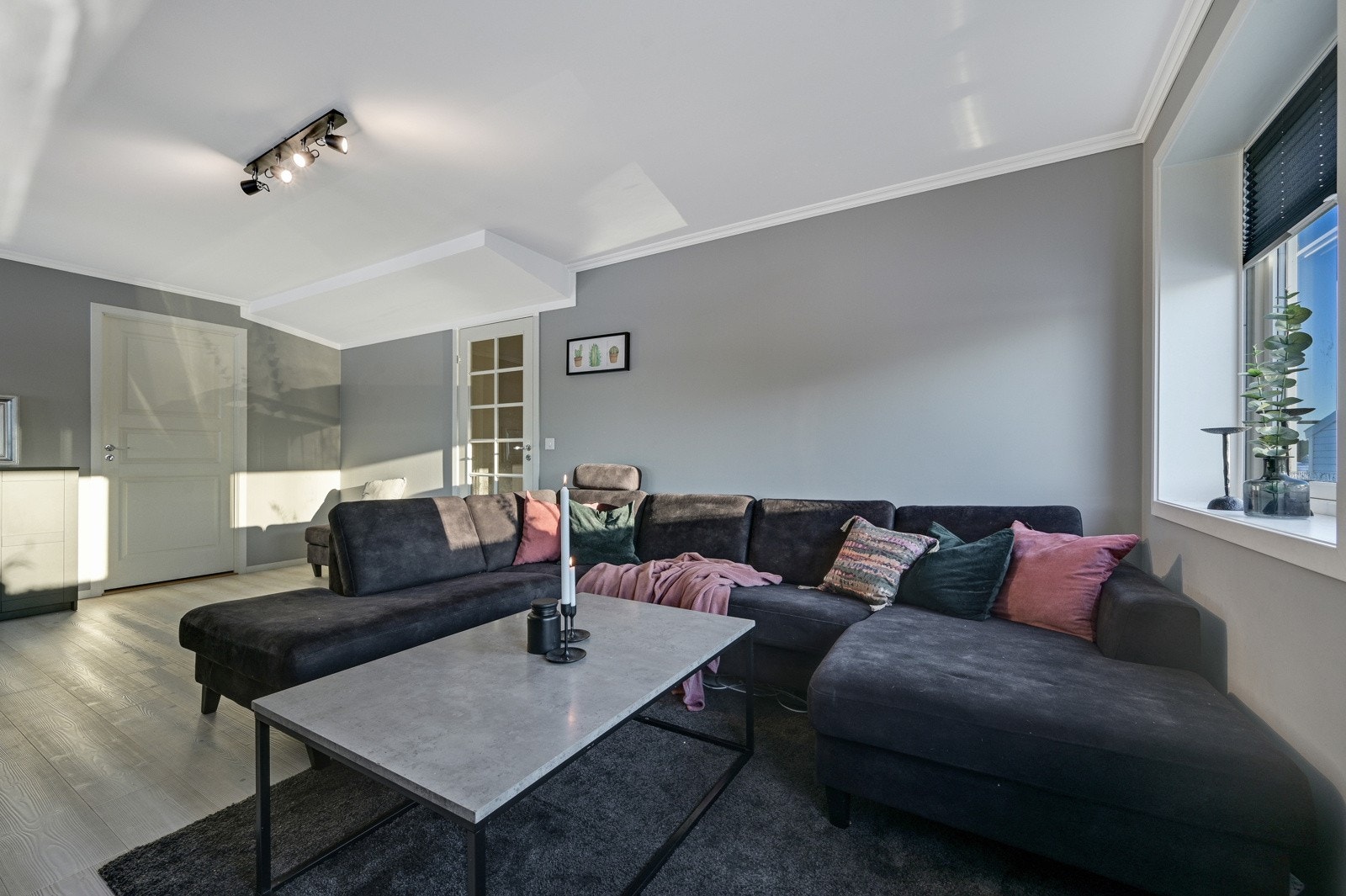 Videre fortsetter vi inn til stuen Galleribilde