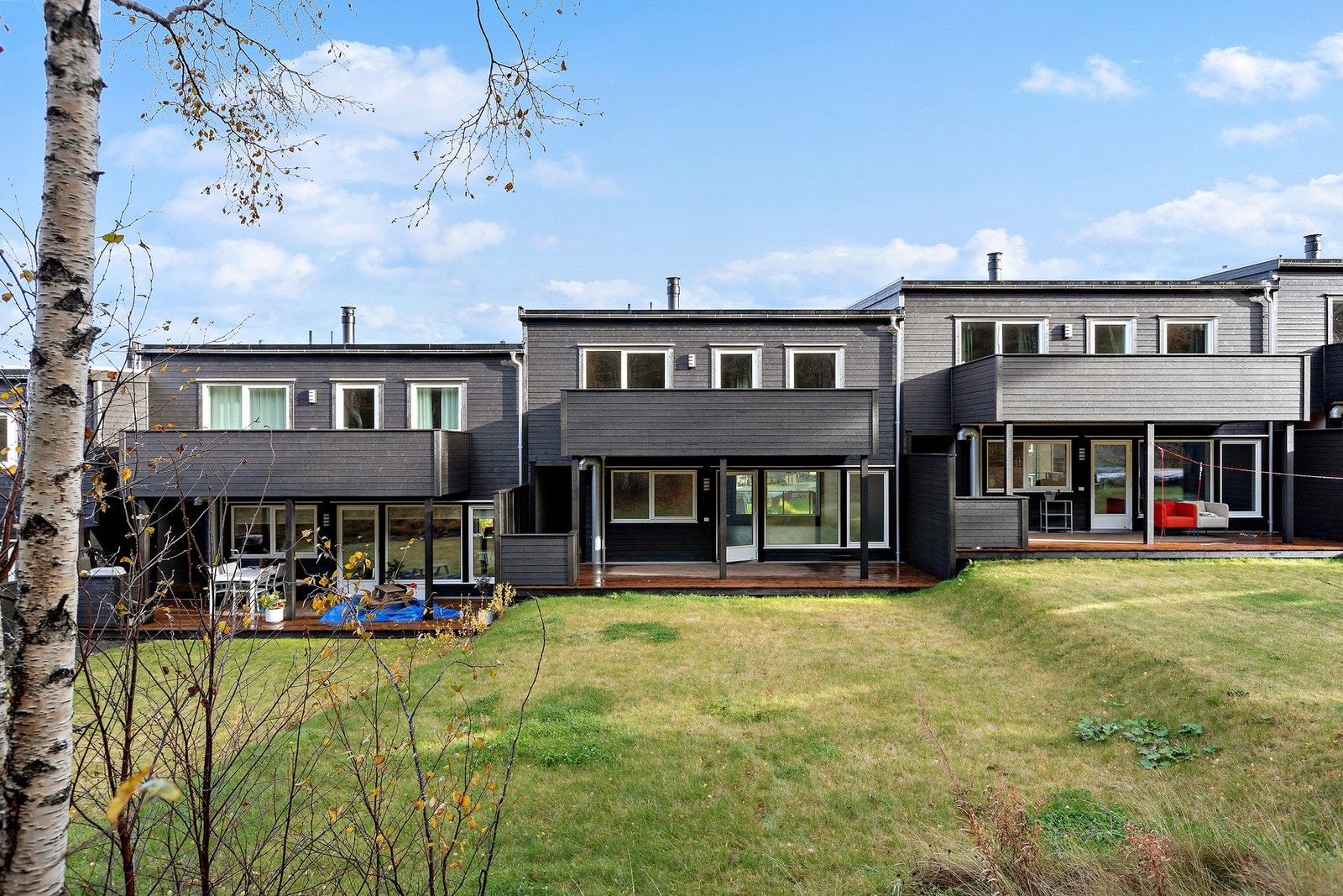 Boligen har en stor hage som grenser til friareal. Her er det trygt for både barn og dyr. Galleribilde