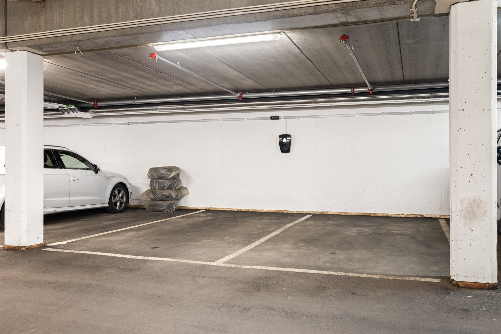 Det medfølger to garasjeplasser som er plassert ved siden av hverandre. Galleribilde