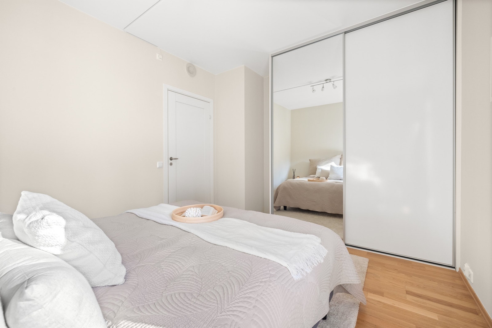 Soverom 1 med skyvedørsgarderobe Galleribilde