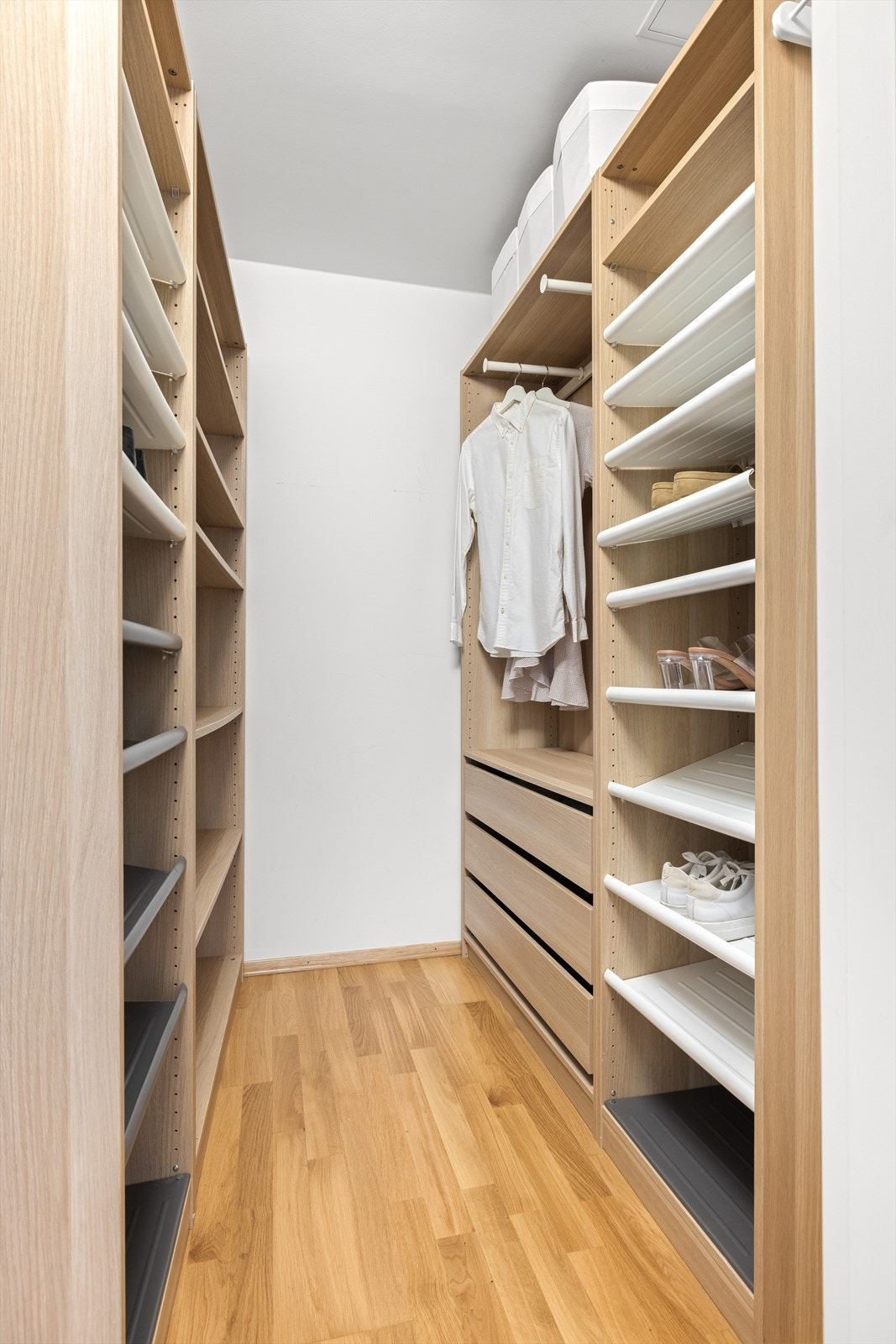 Garderobeinnredning i bod Galleribilde