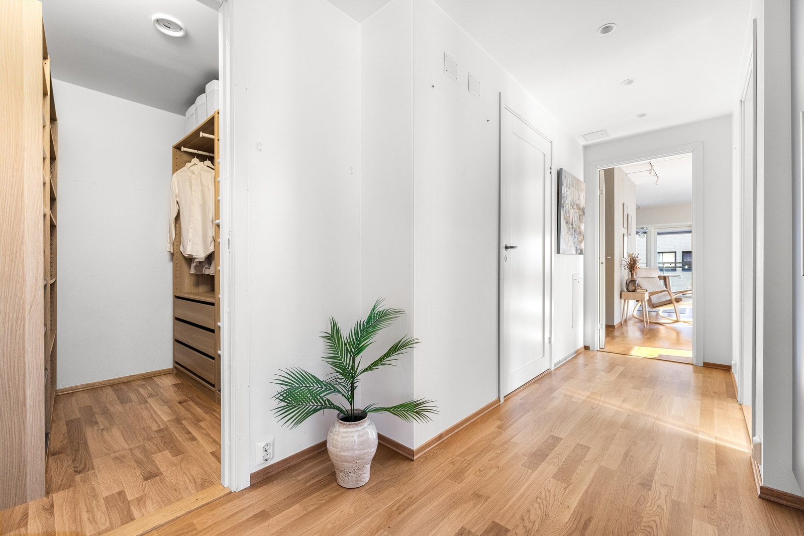 Gang med tilkomst til innvendig bod som er innredet til walk-in closeth Galleribilde