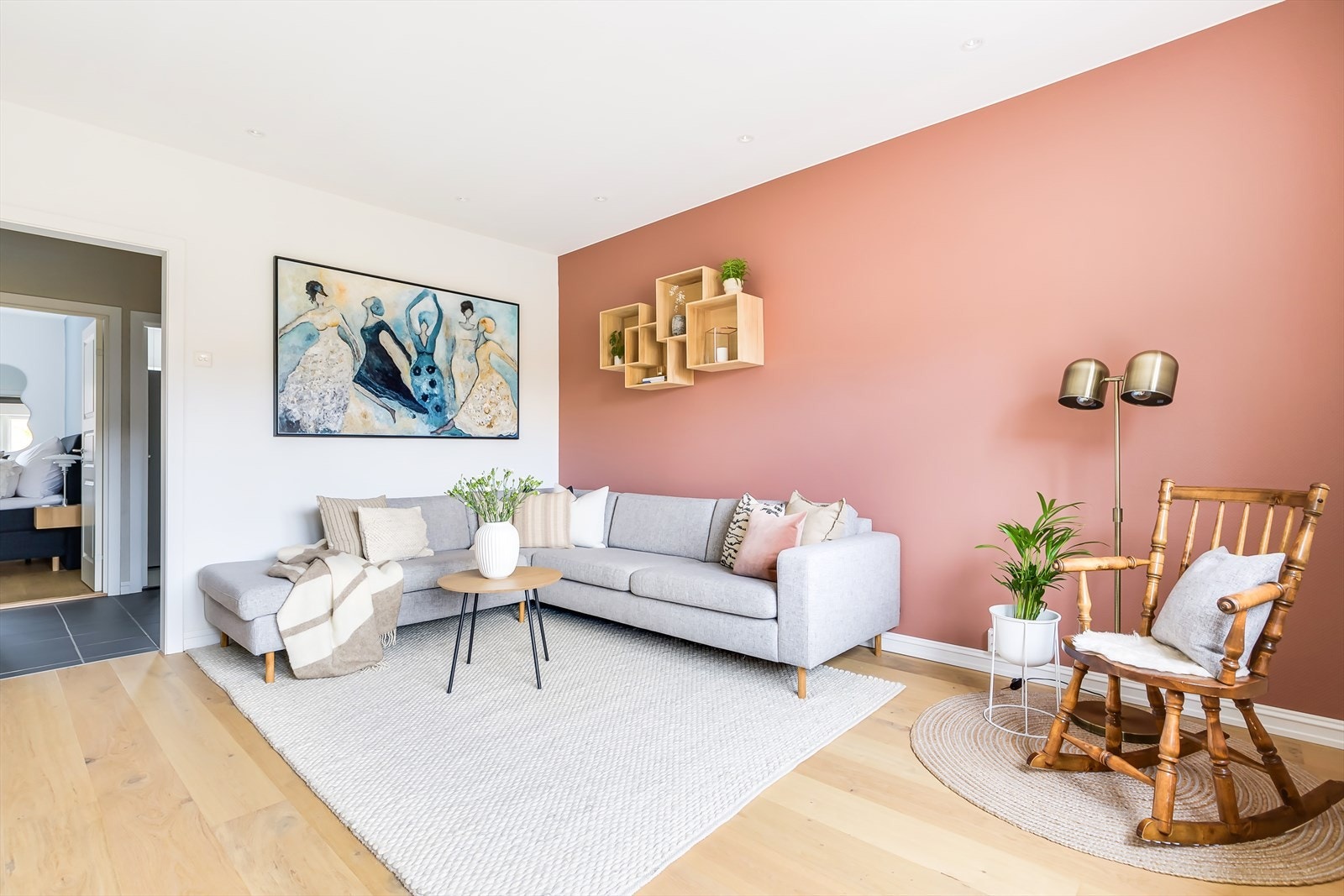 Her er det god plass til både sofagruppe og spisebord Galleribilde